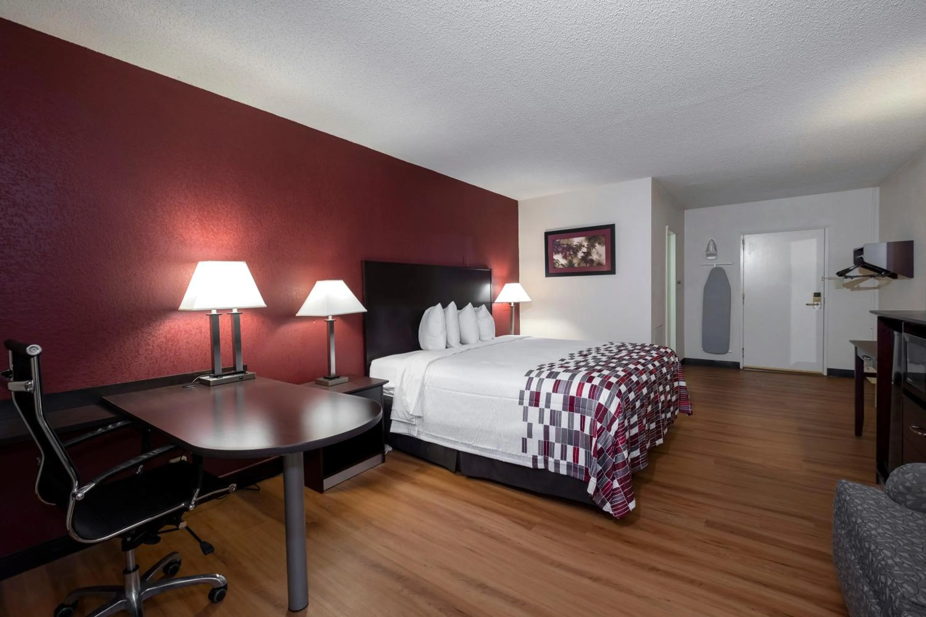 Photo of the whole room, Bed in Red Roof Inn Warrenton
