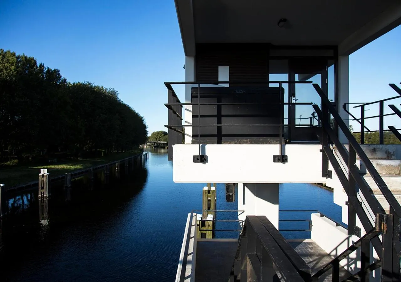 Facade/entrance in SWEETS - Meeuwenpleinbrug