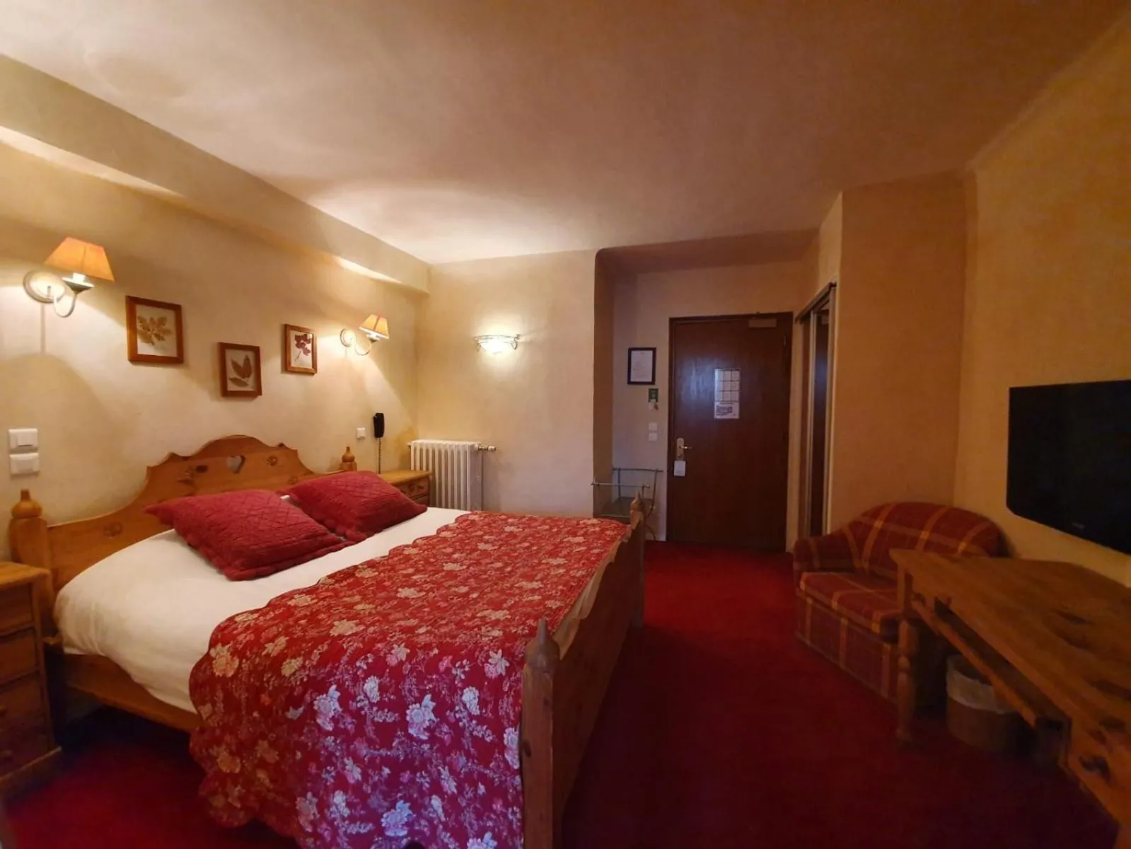 Bedroom, Bed in Le Chalet Suisse