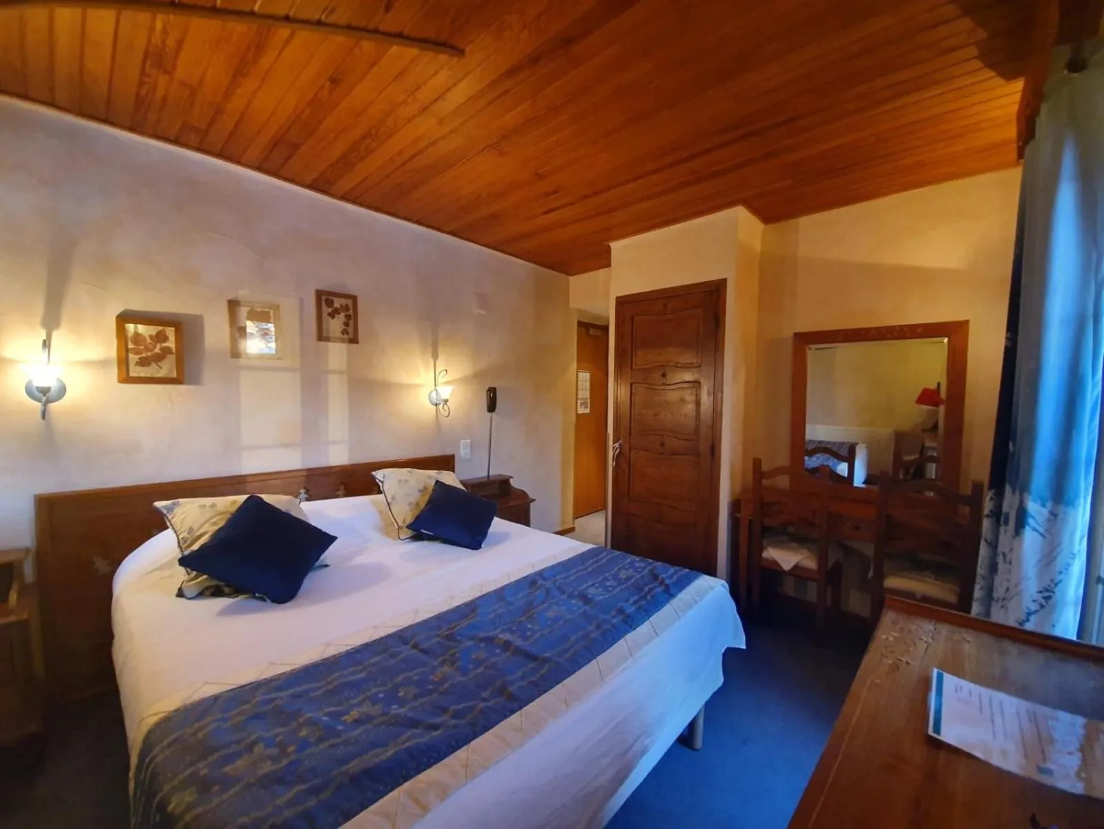 Photo of the whole room, Bed in Le Chalet Suisse
