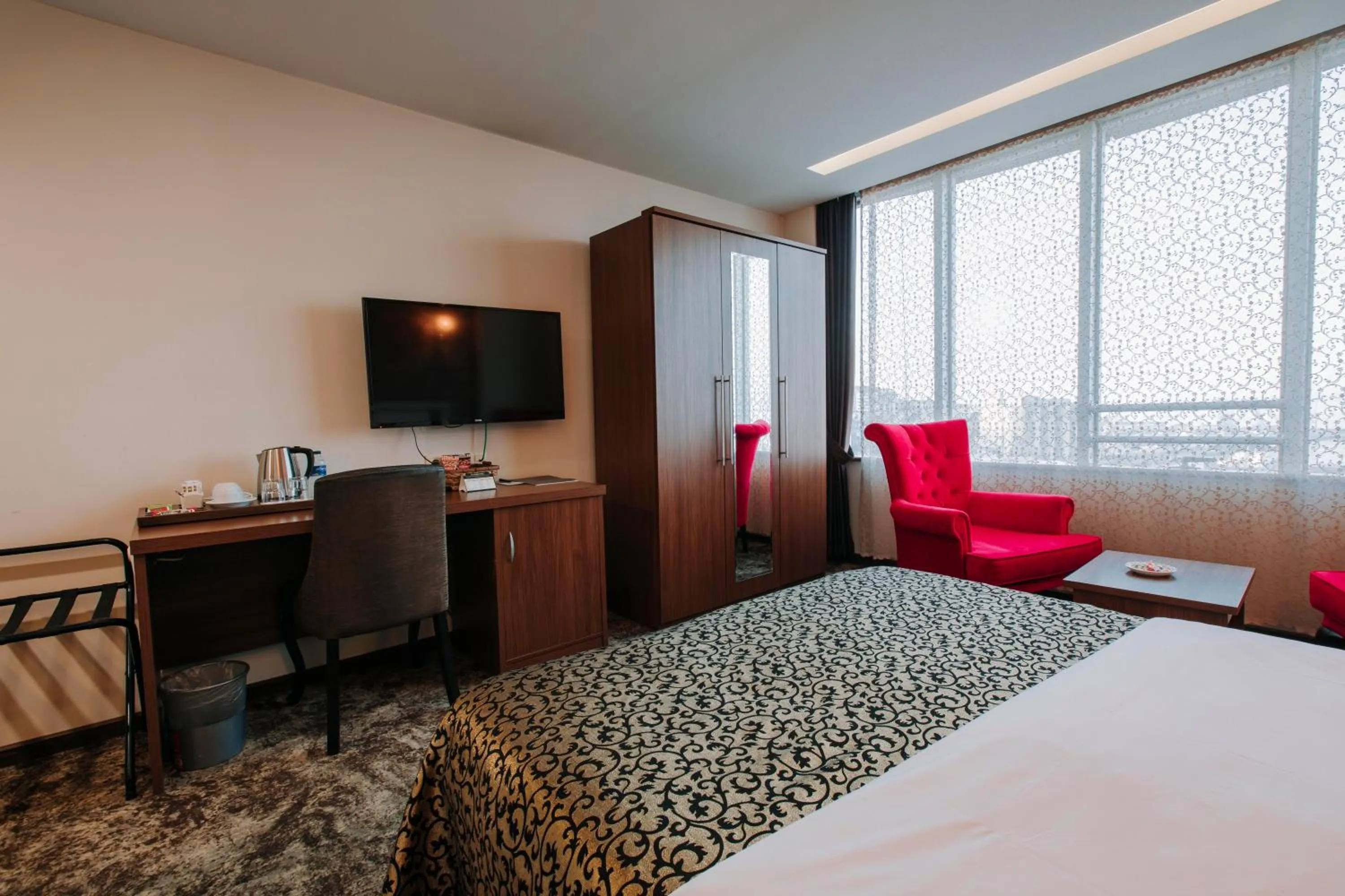 Bed, TV/Entertainment Center in TS Gold Otel