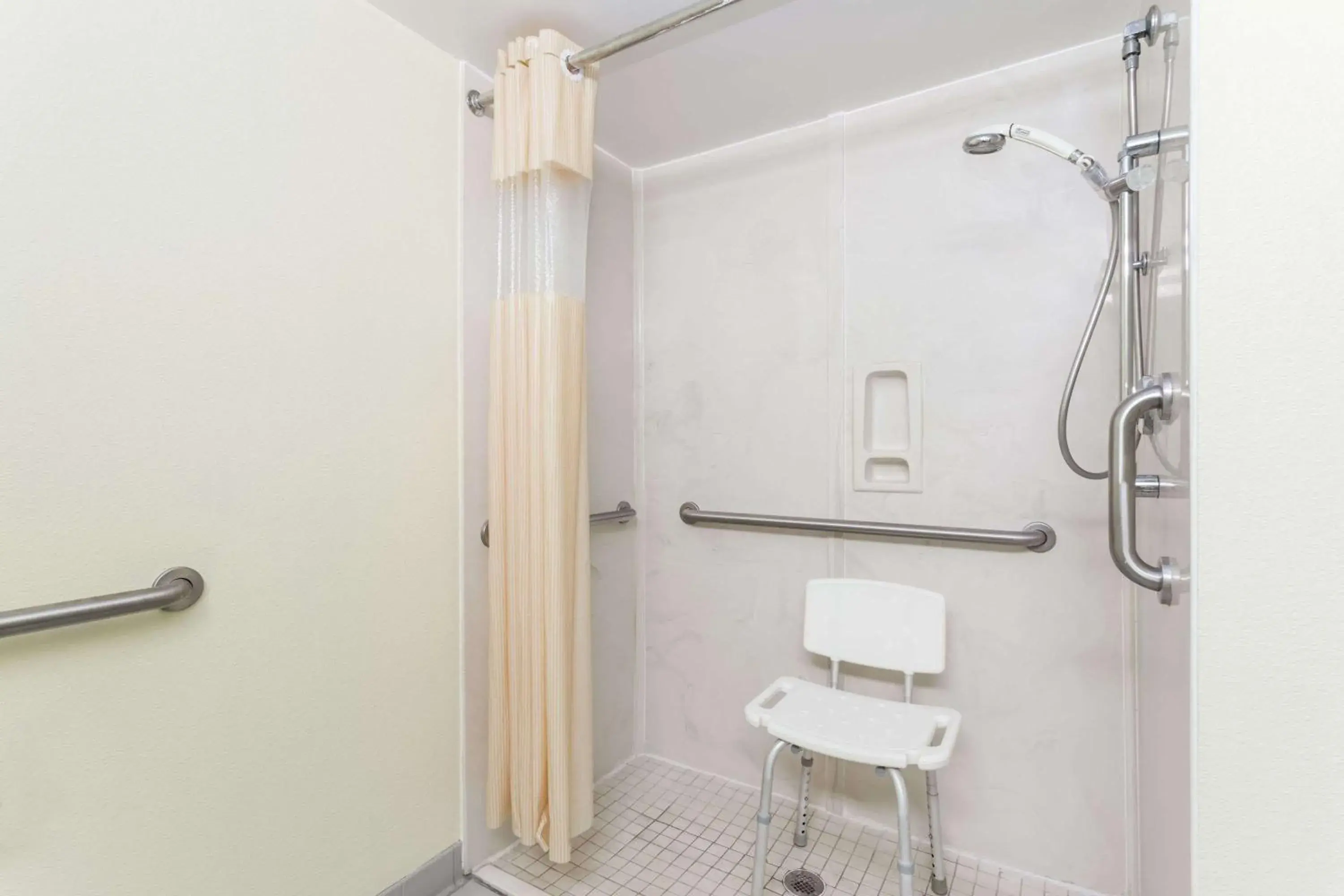 Double Room, Mobility/Hearing Access with Roll-In Shower, Non-Smoking in Days Inn by Wyndham Marianna Double Room, Mobility/Hearing Access with Roll-In Shower, Non-Smoking in Days Inn by Wyndham Marianna