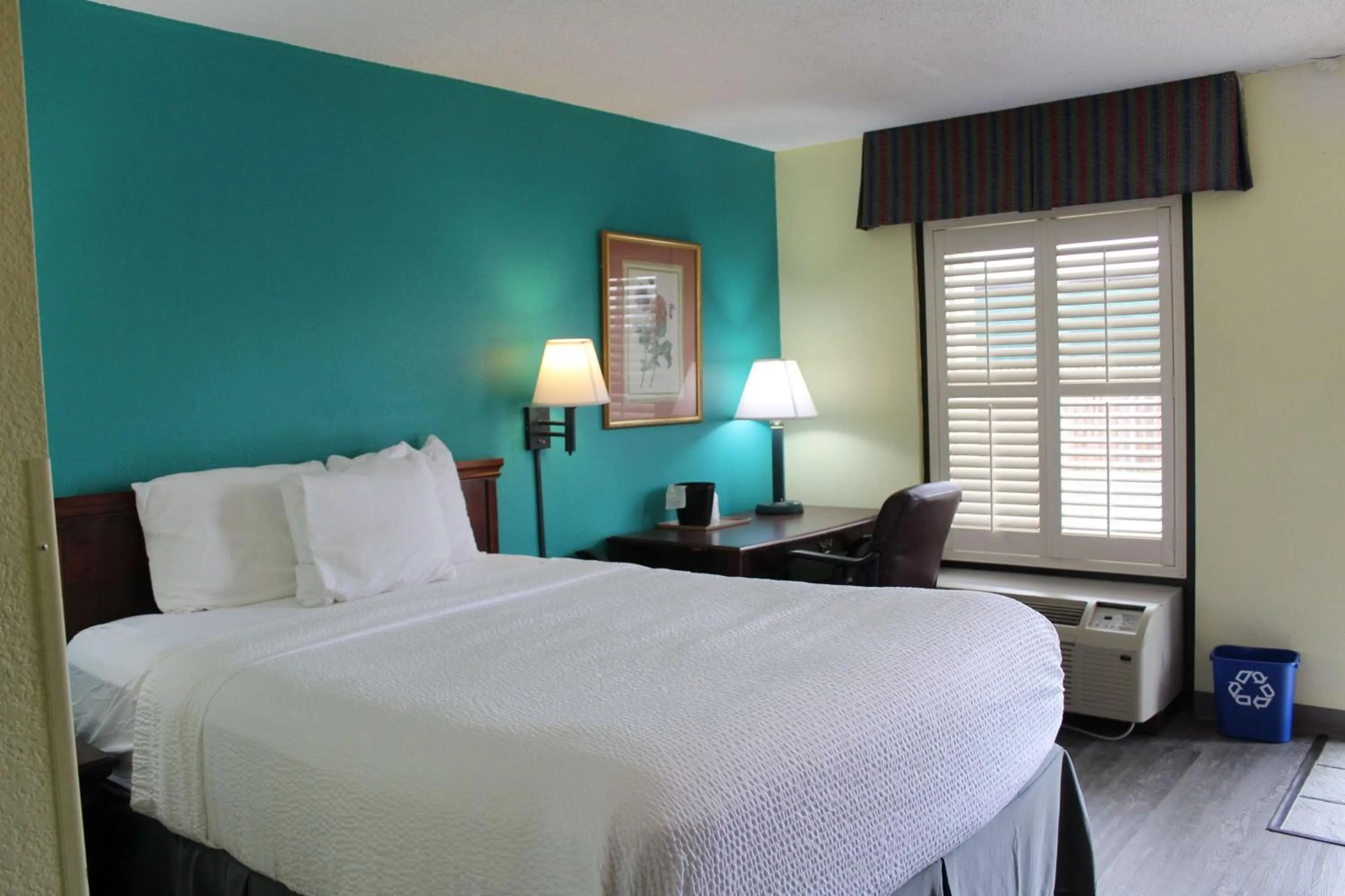 Photo of the whole room, Bed in Days Inn by Wyndham Marianna