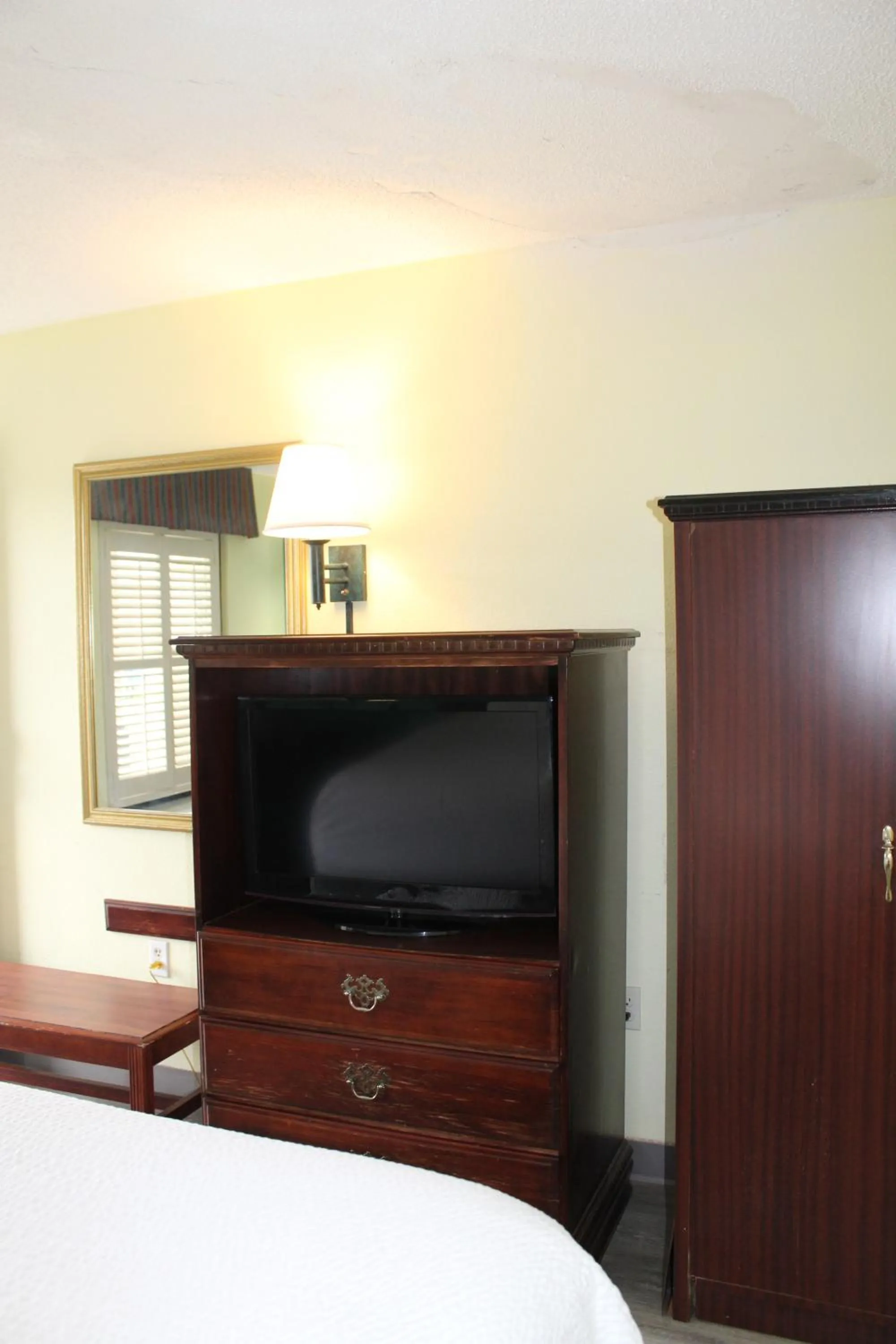TV and multimedia, Bed in Days Inn by Wyndham Marianna
