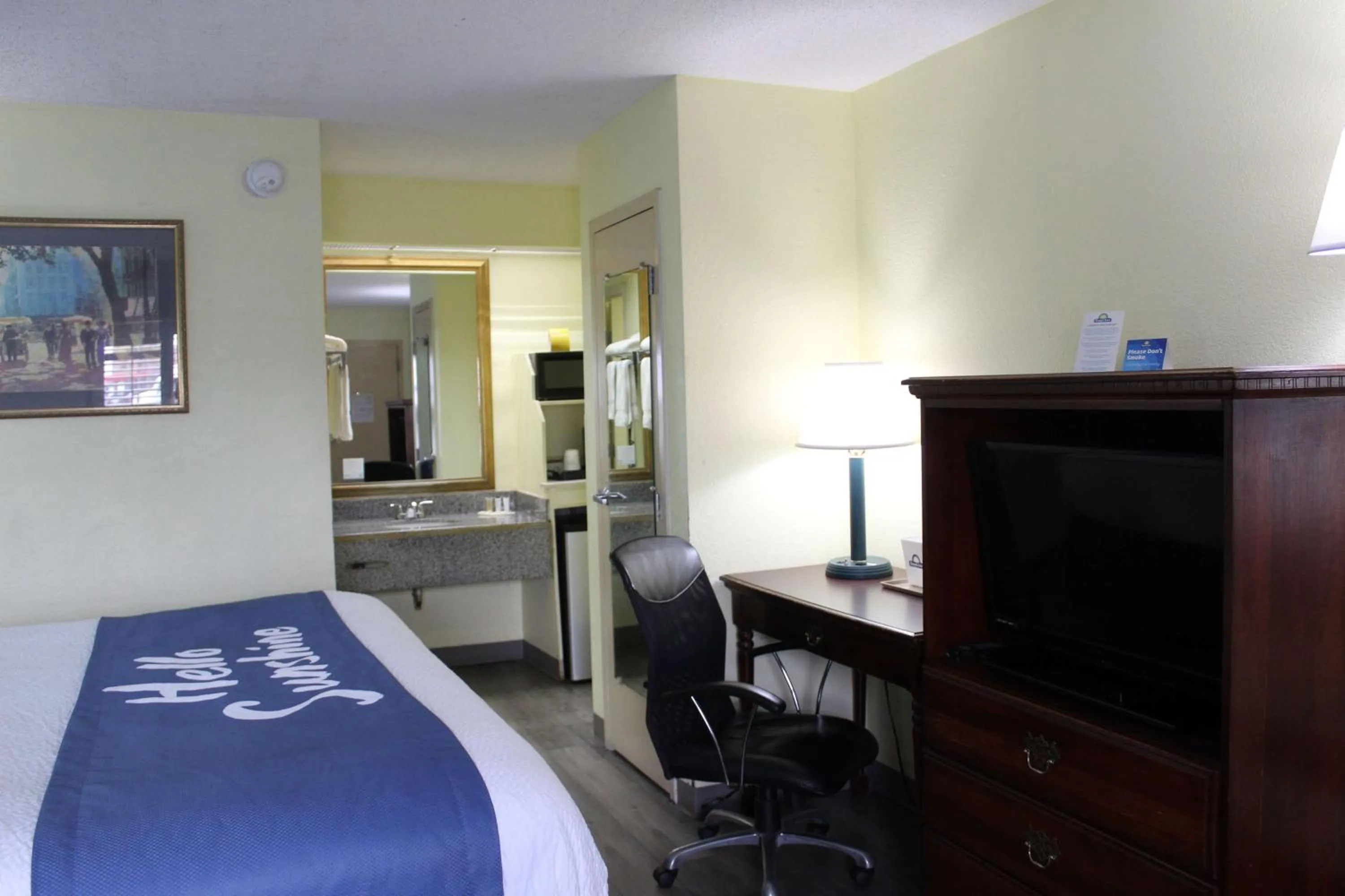 Photo of the whole room, Bed in Days Inn by Wyndham Marianna