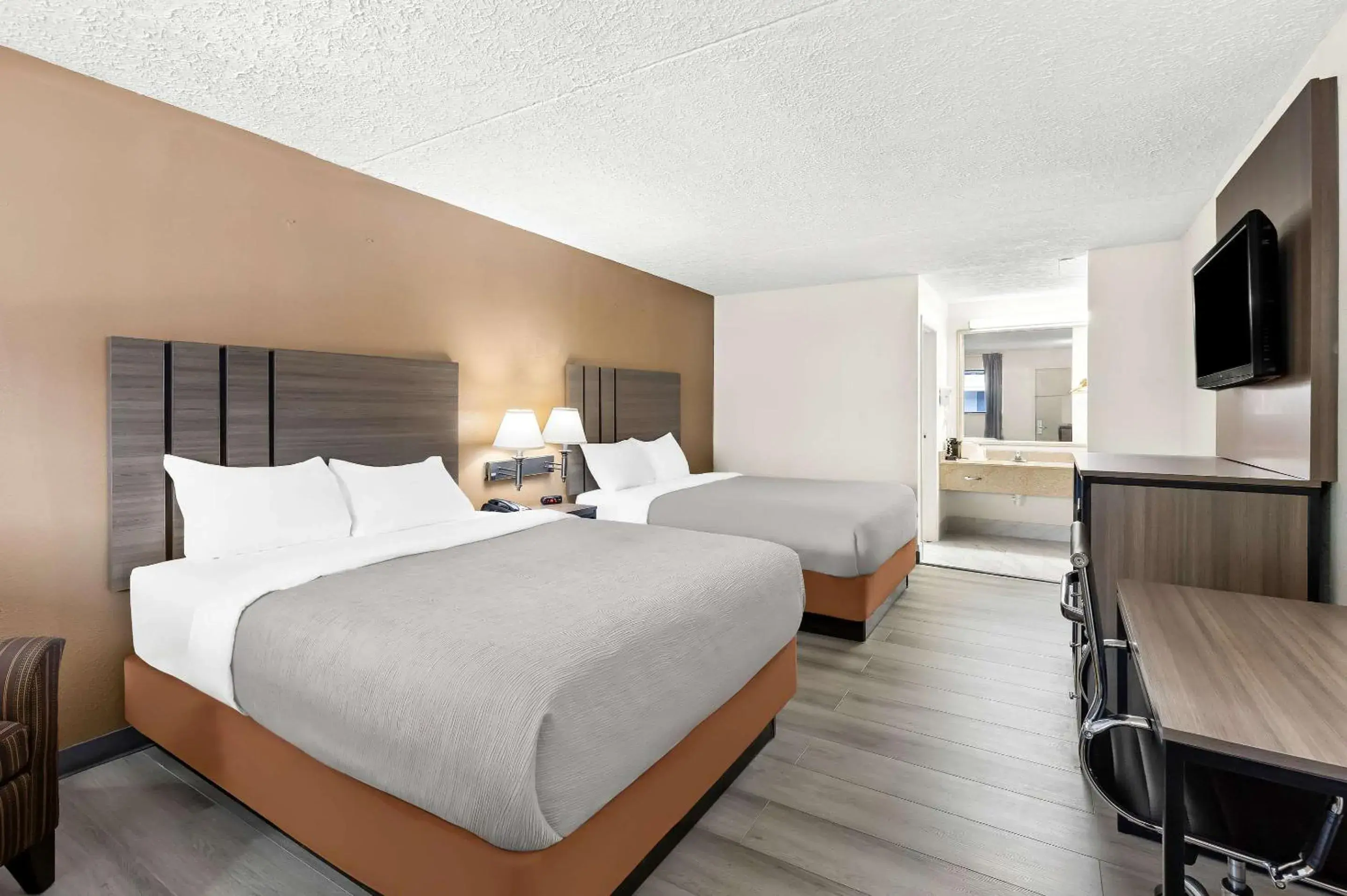 Bedroom, Bed in Quality Inn Middleburg Heights near Cleveland Airport Bedroom, Bed in Quality Inn Middleburg Heights near Cleveland Airport