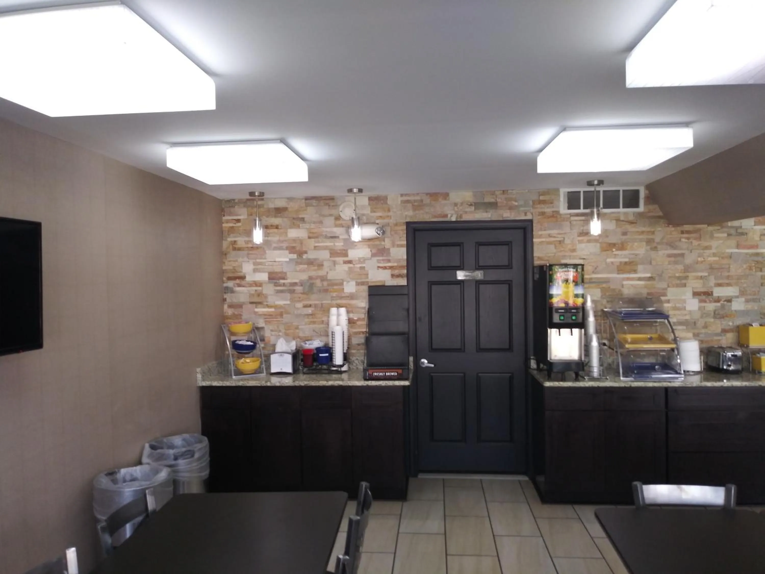 Breakfast in Quality Inn Middleburg Heights near Cleveland Airport