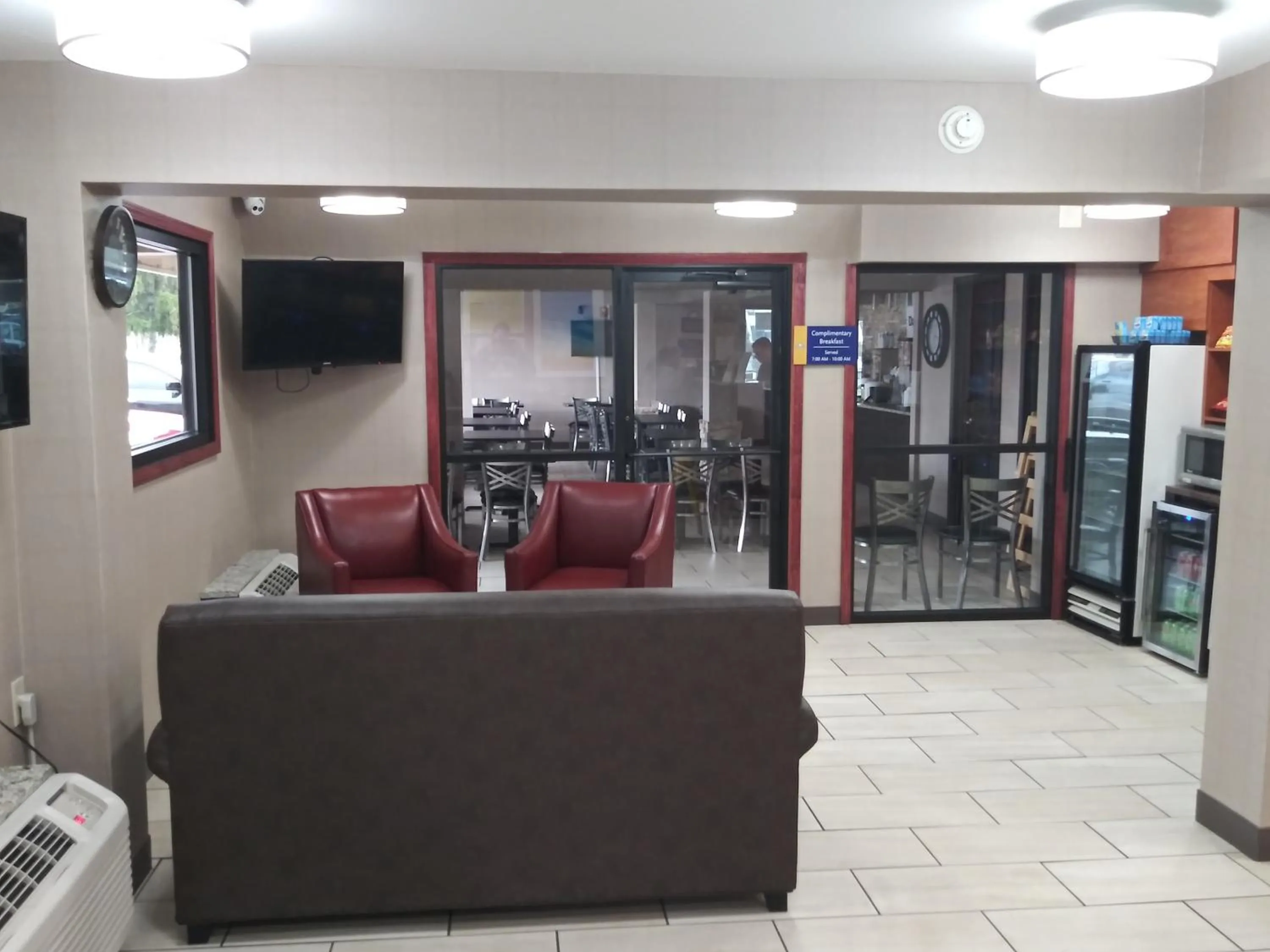 Seating area in Quality Inn Middleburg Heights near Cleveland Airport