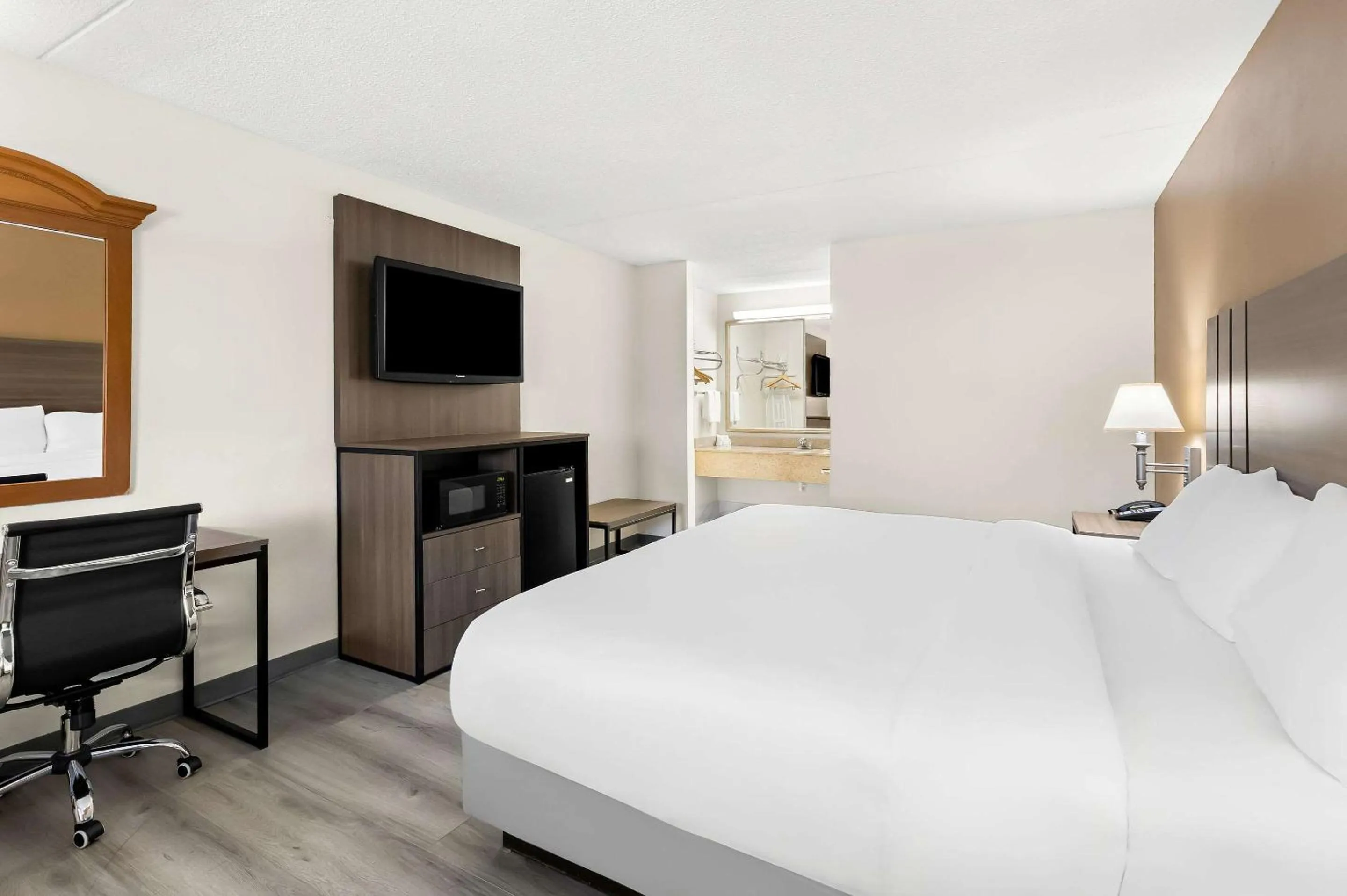 Bedroom, Bed in Quality Inn Middleburg Heights near Cleveland Airport