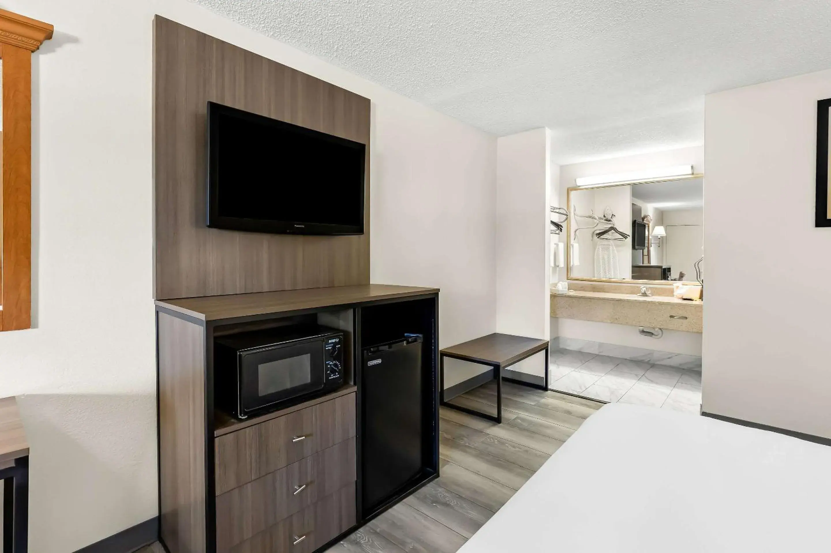 Bedroom, Bed in Quality Inn Middleburg Heights near Cleveland Airport Bedroom, Bed in Quality Inn Middleburg Heights near Cleveland Airport