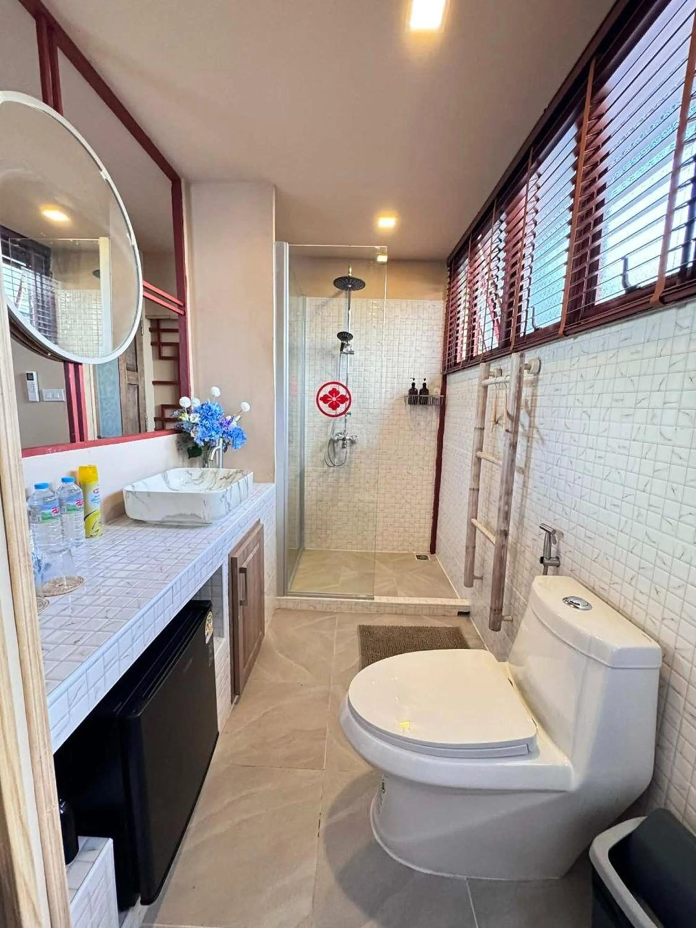 Bathroom in Blu Cabin Ari Stylish Gay Poshtel