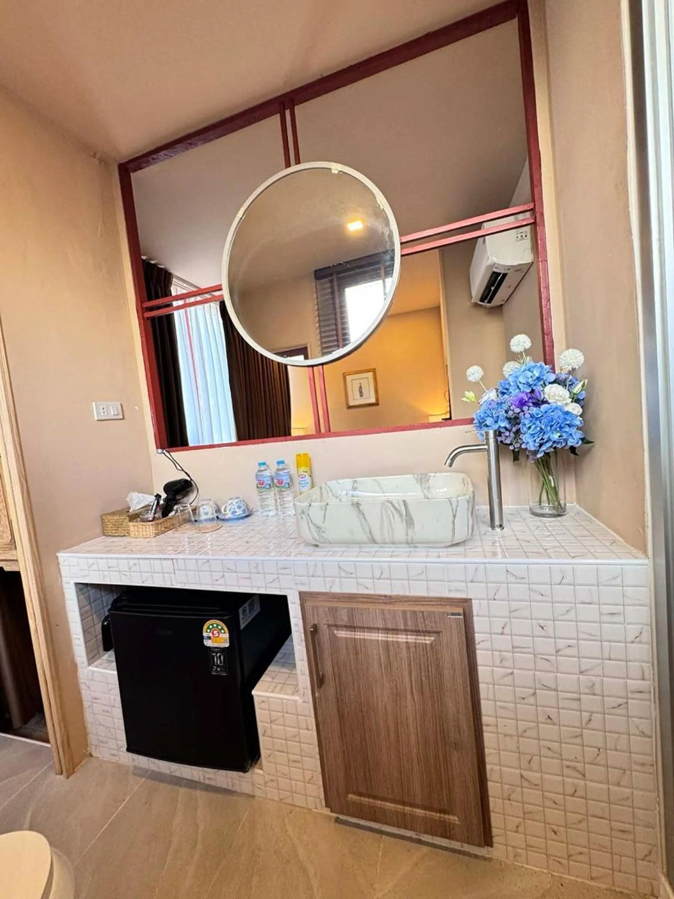 Bathroom in Blu Cabin Ari Stylish Gay Poshtel