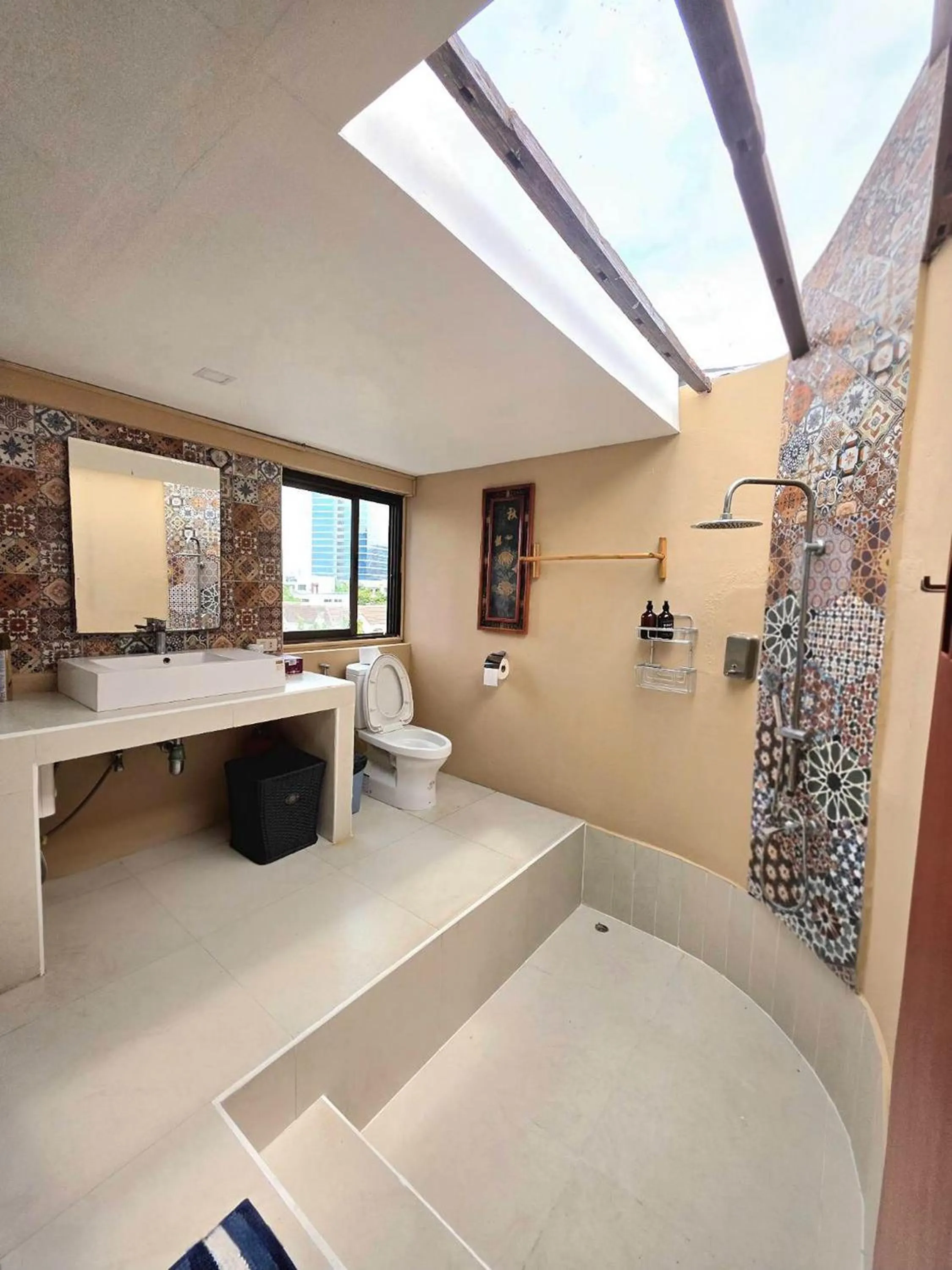 Bathroom in Blu Cabin Ari Stylish Gay Poshtel