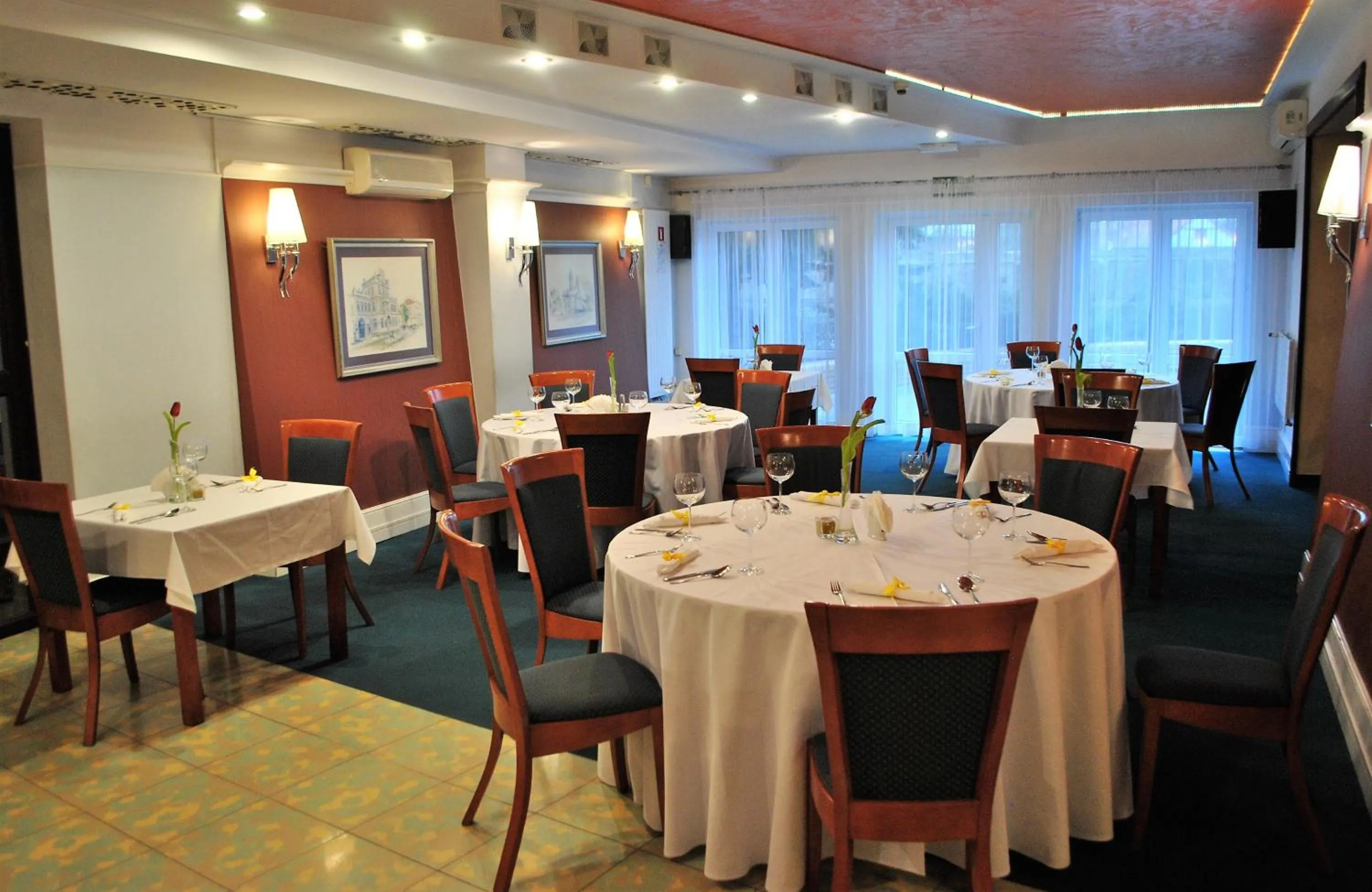 Restaurant/places to eat in Hotel Logos