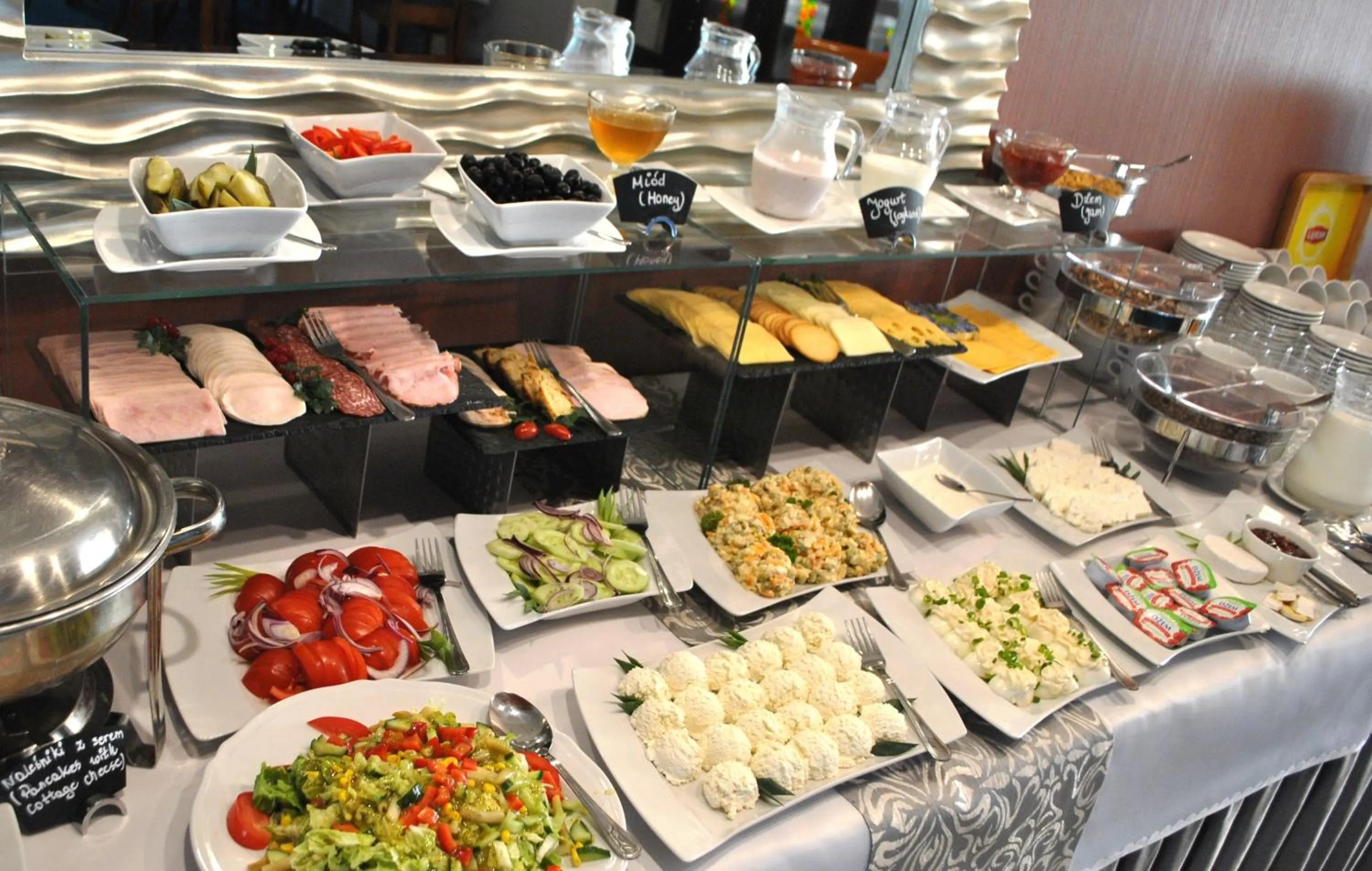 Breakfast in Hotel Logos