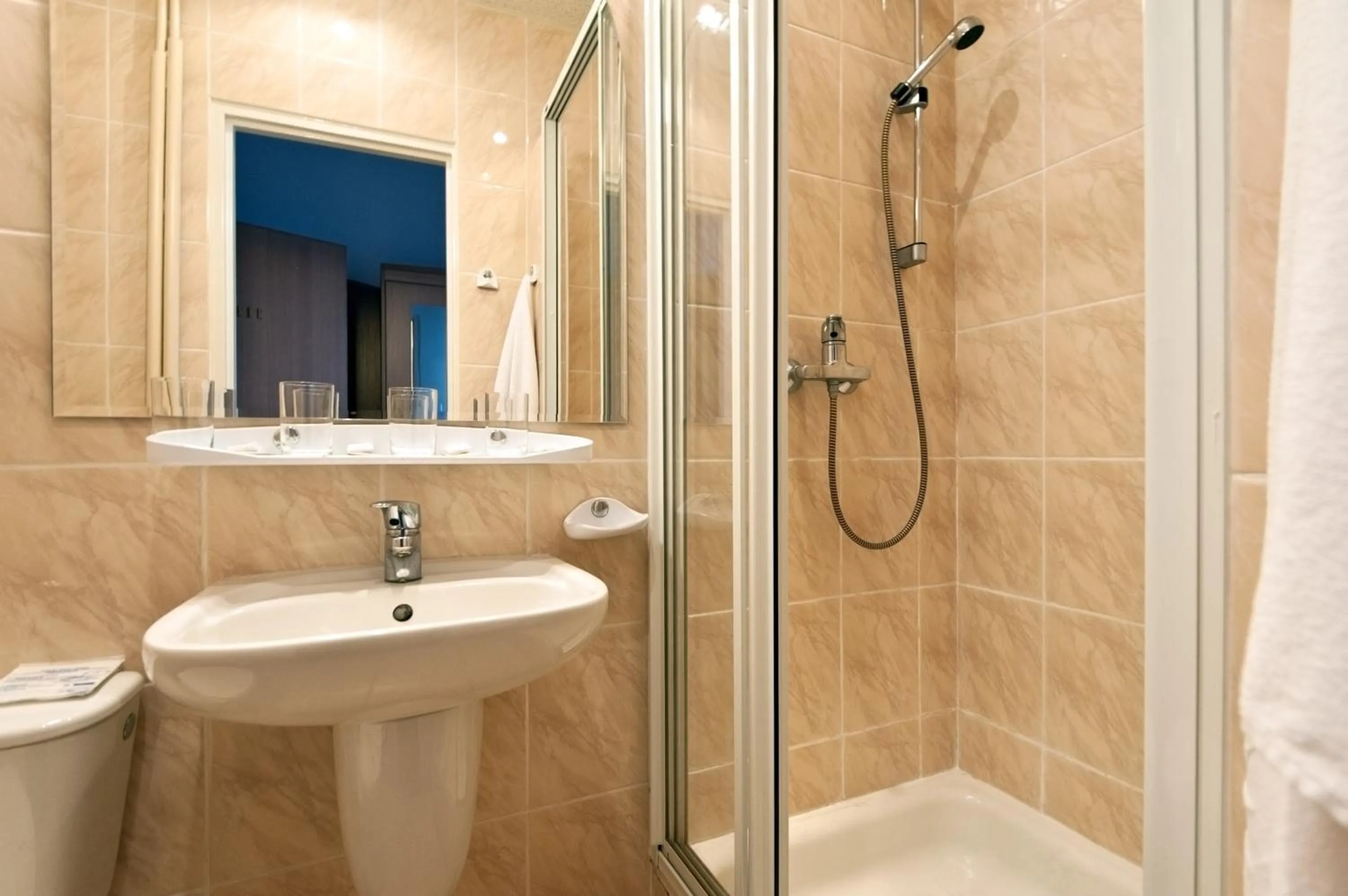 Shower in Hotel Logos