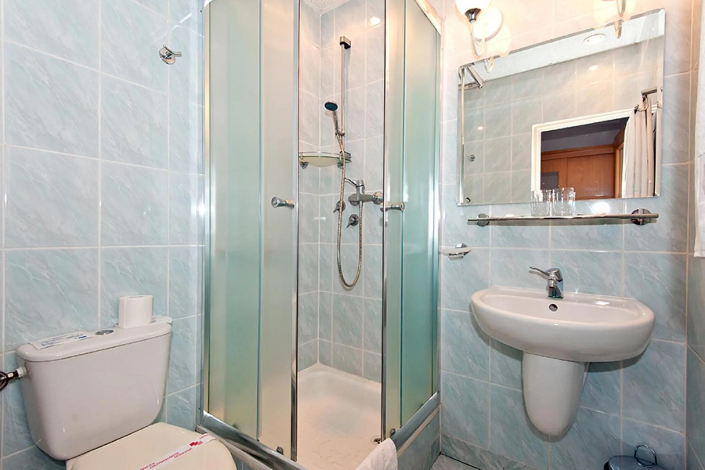 Shower in Hotel Logos