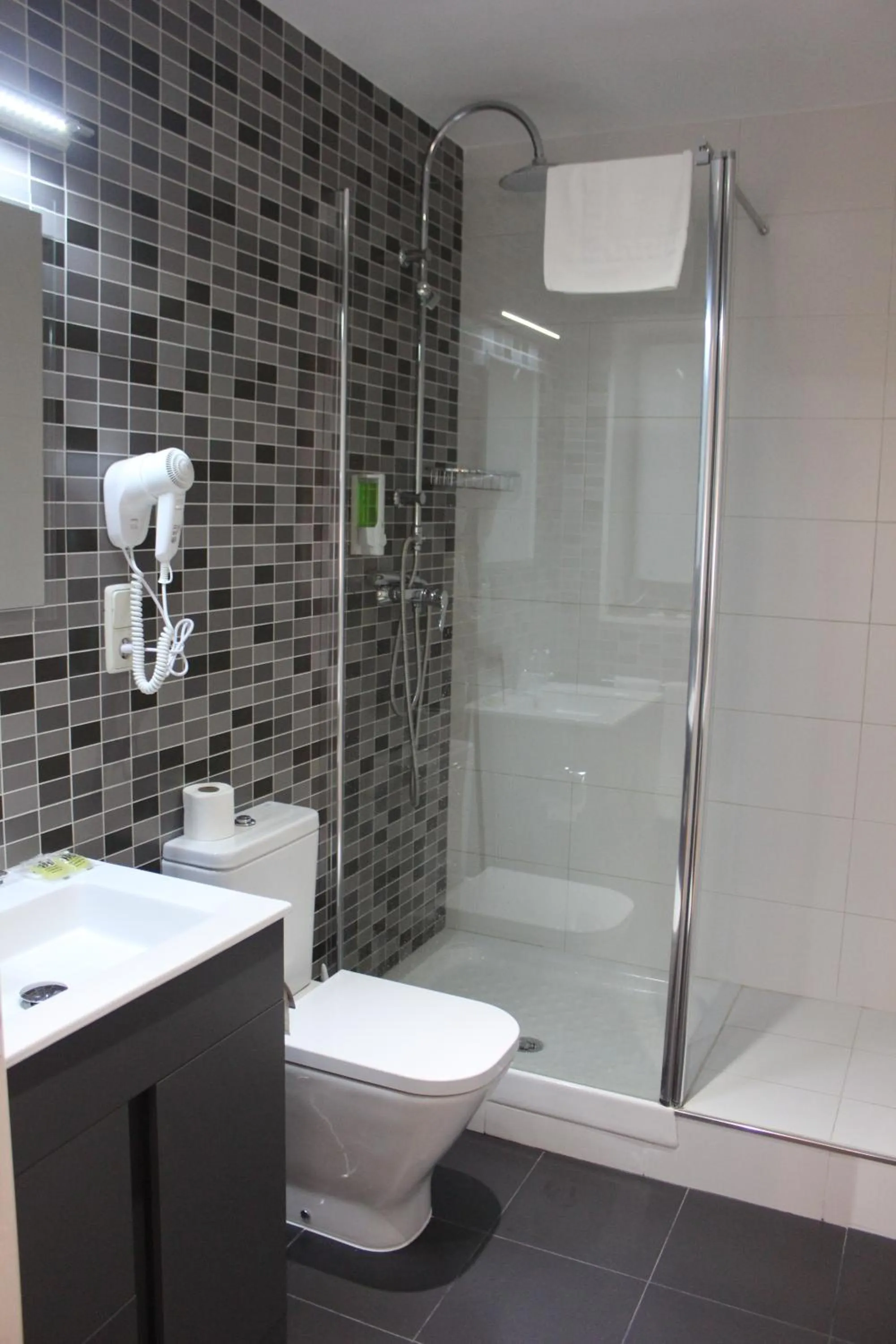 Bathroom in Hostal Falfes