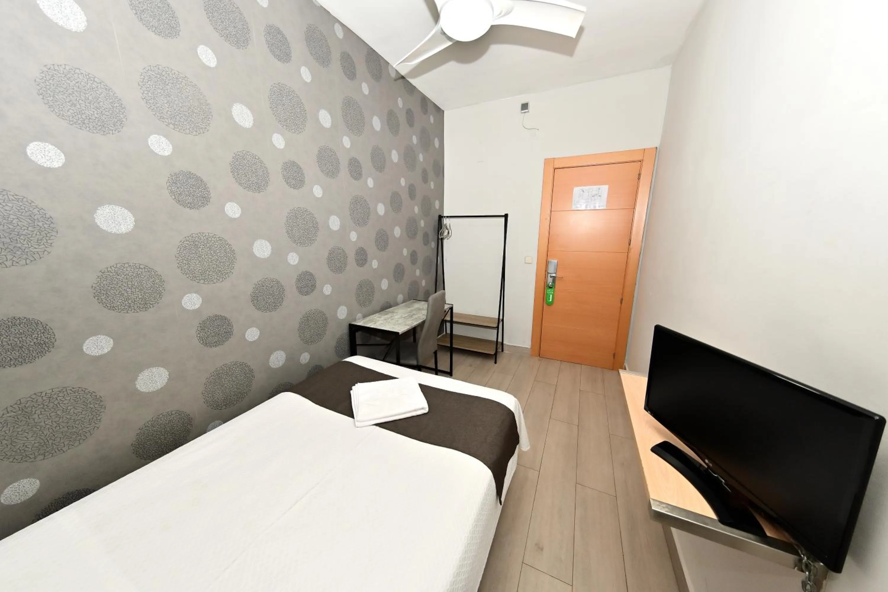 Photo of the whole room, Bed in Hostal Falfes