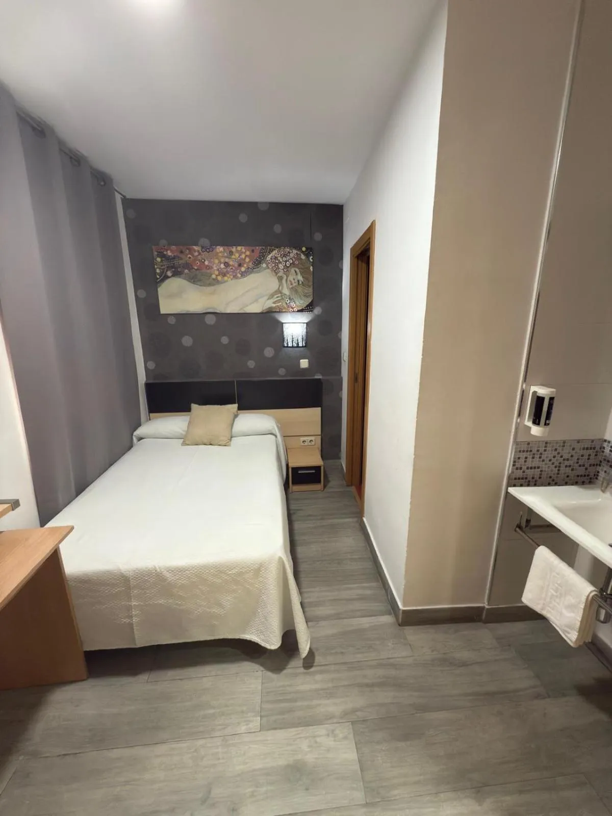 Photo of the whole room, Bed in Hostal Falfes