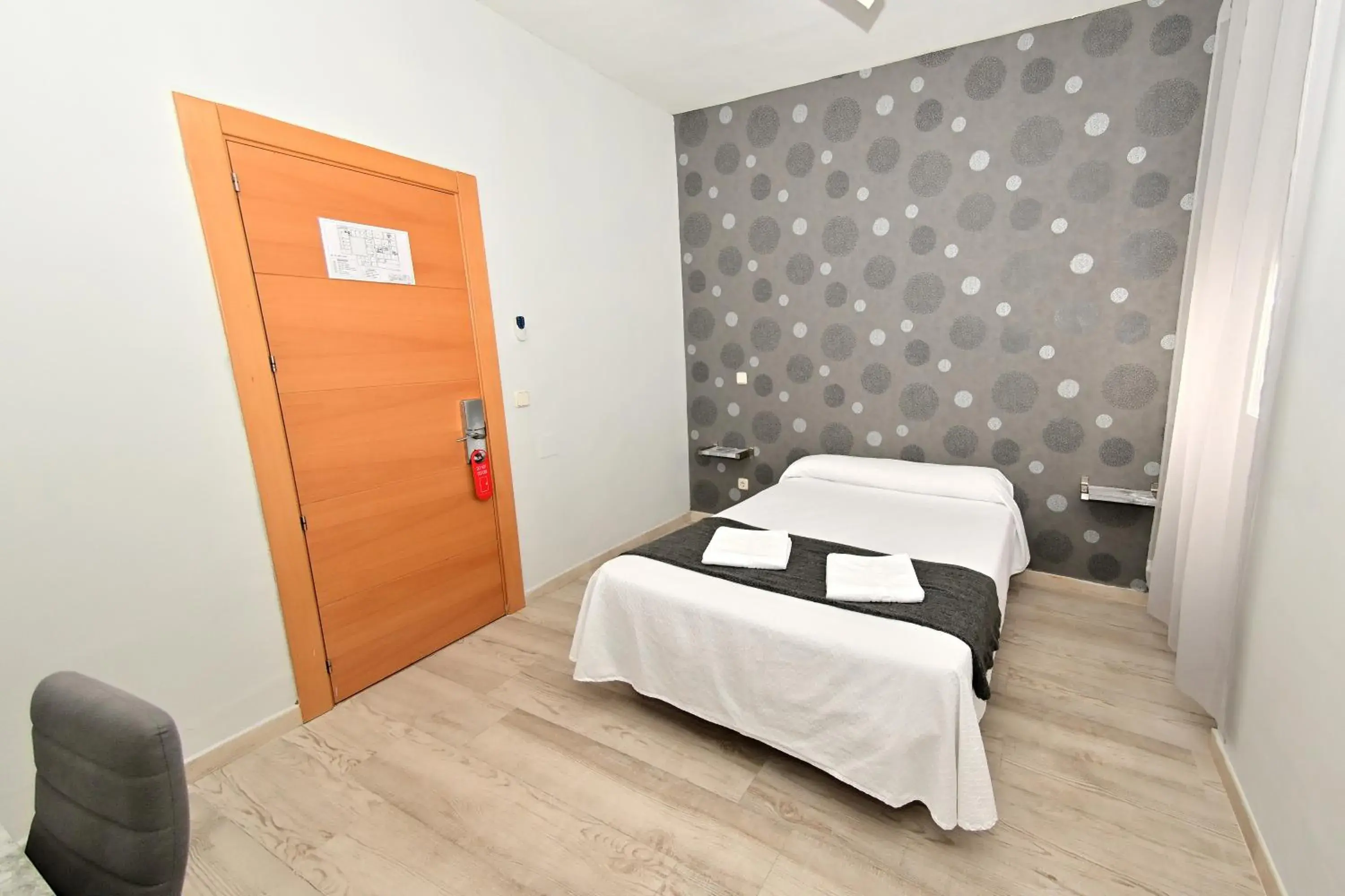 Double or Twin Room with Shared Bathroom in Hostal Falfes Double or Twin Room with Shared Bathroom in Hostal Falfes