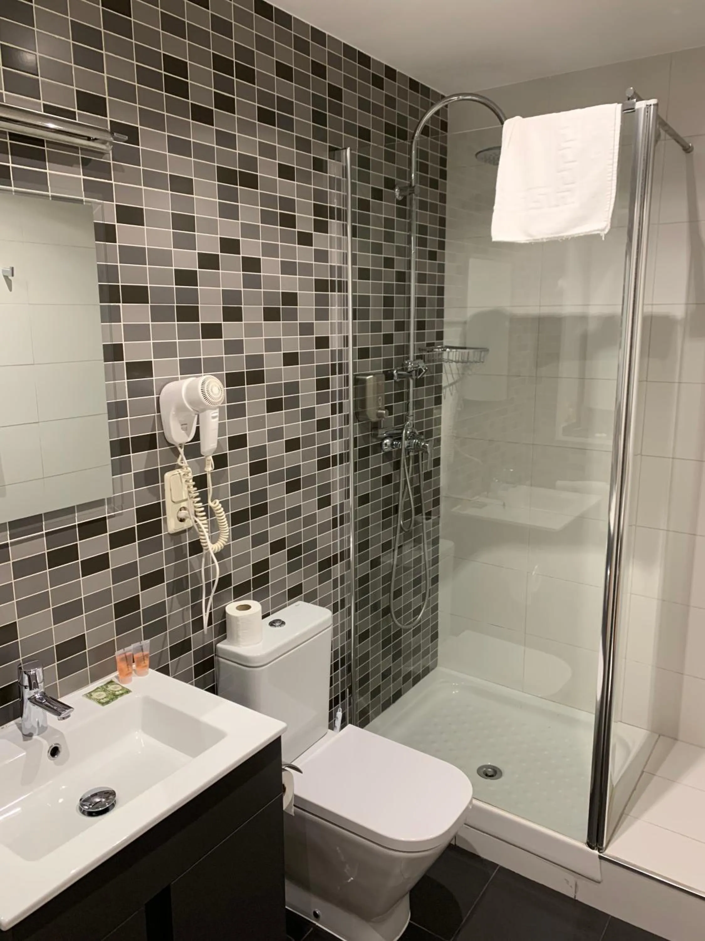 Bathroom in Hostal Falfes