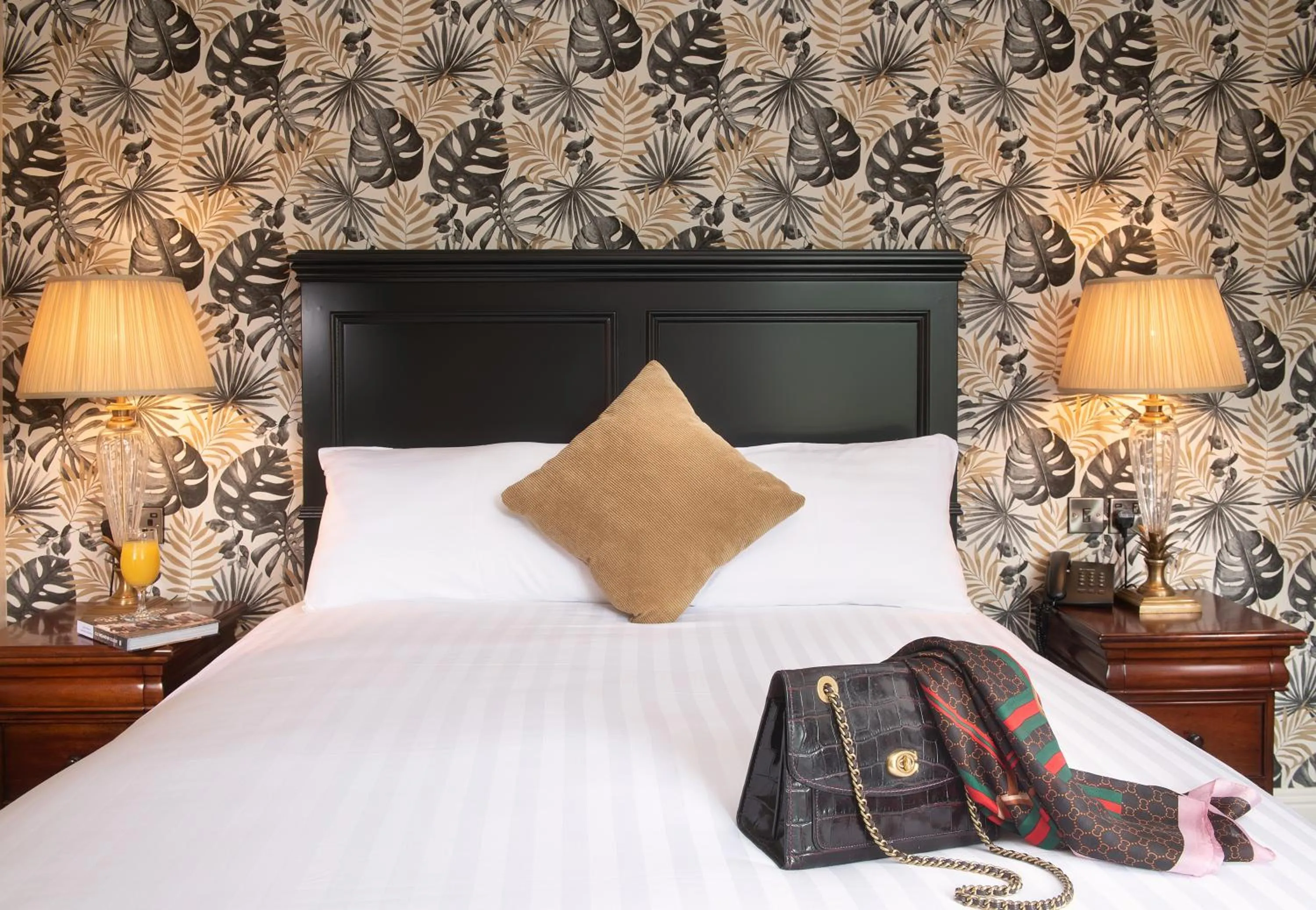 Bedroom, Bed in Bunratty Manor Hotel