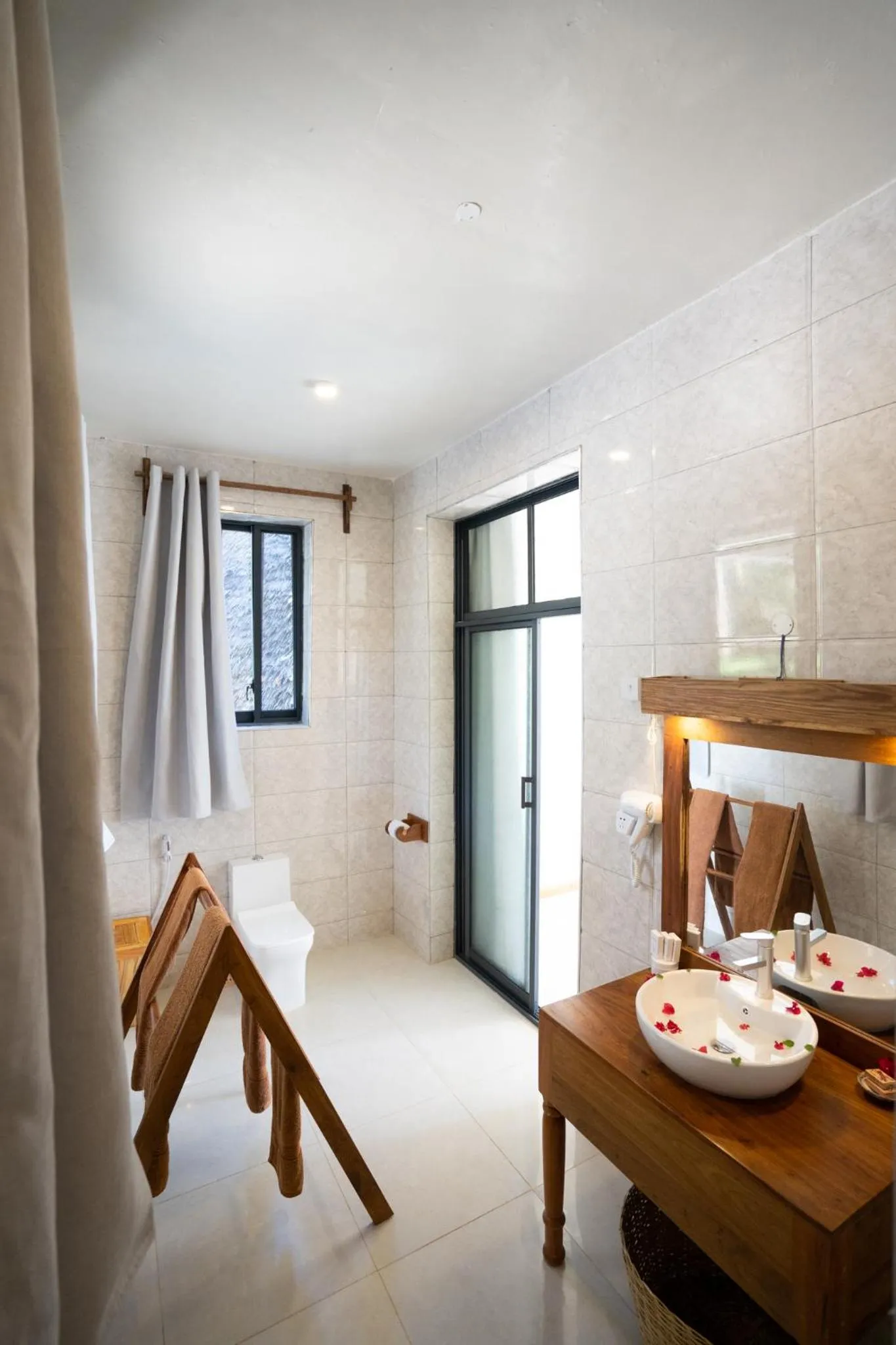 Bathroom, Bed in The Zanzibari