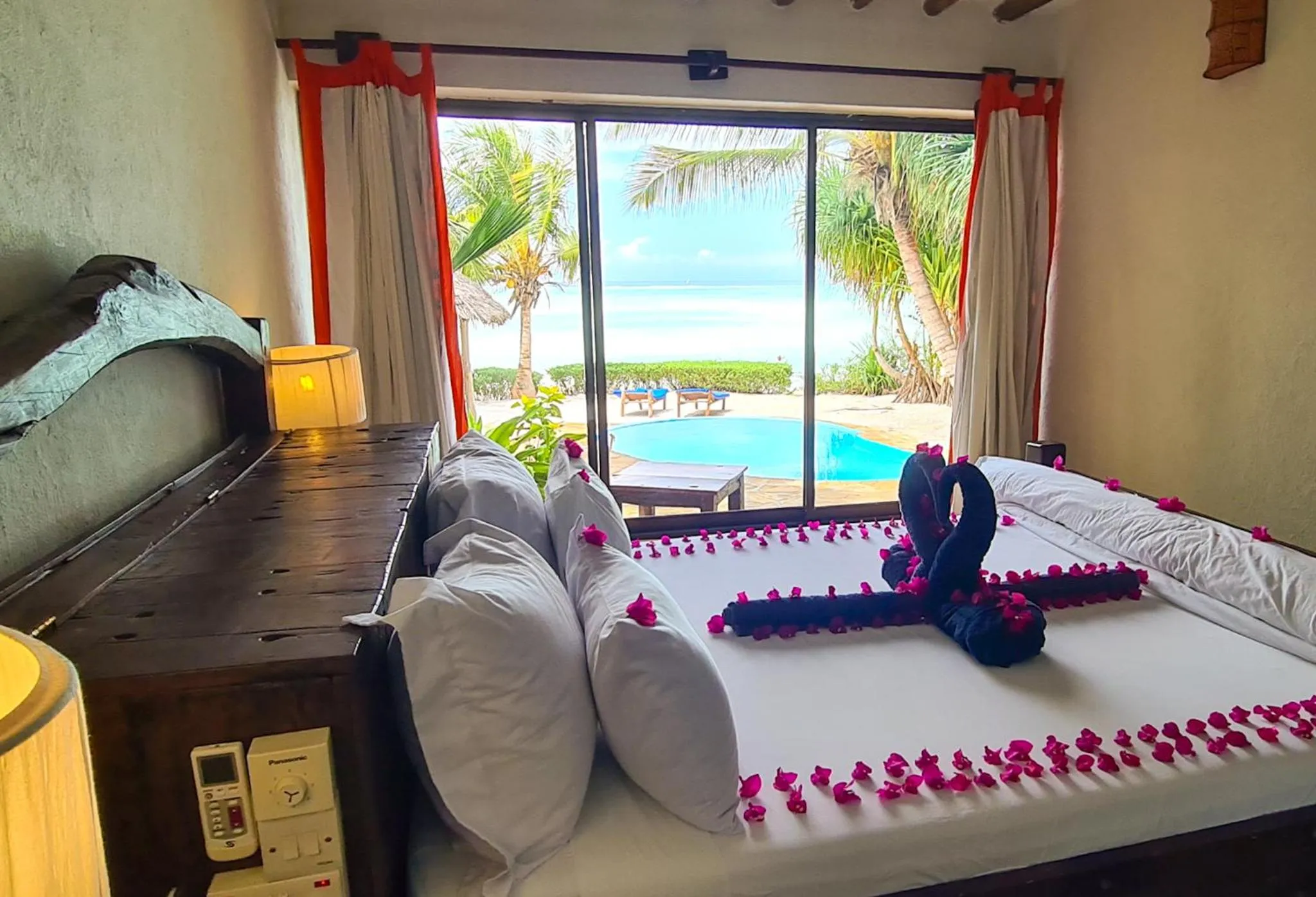 Pool view, Bed in The Zanzibari