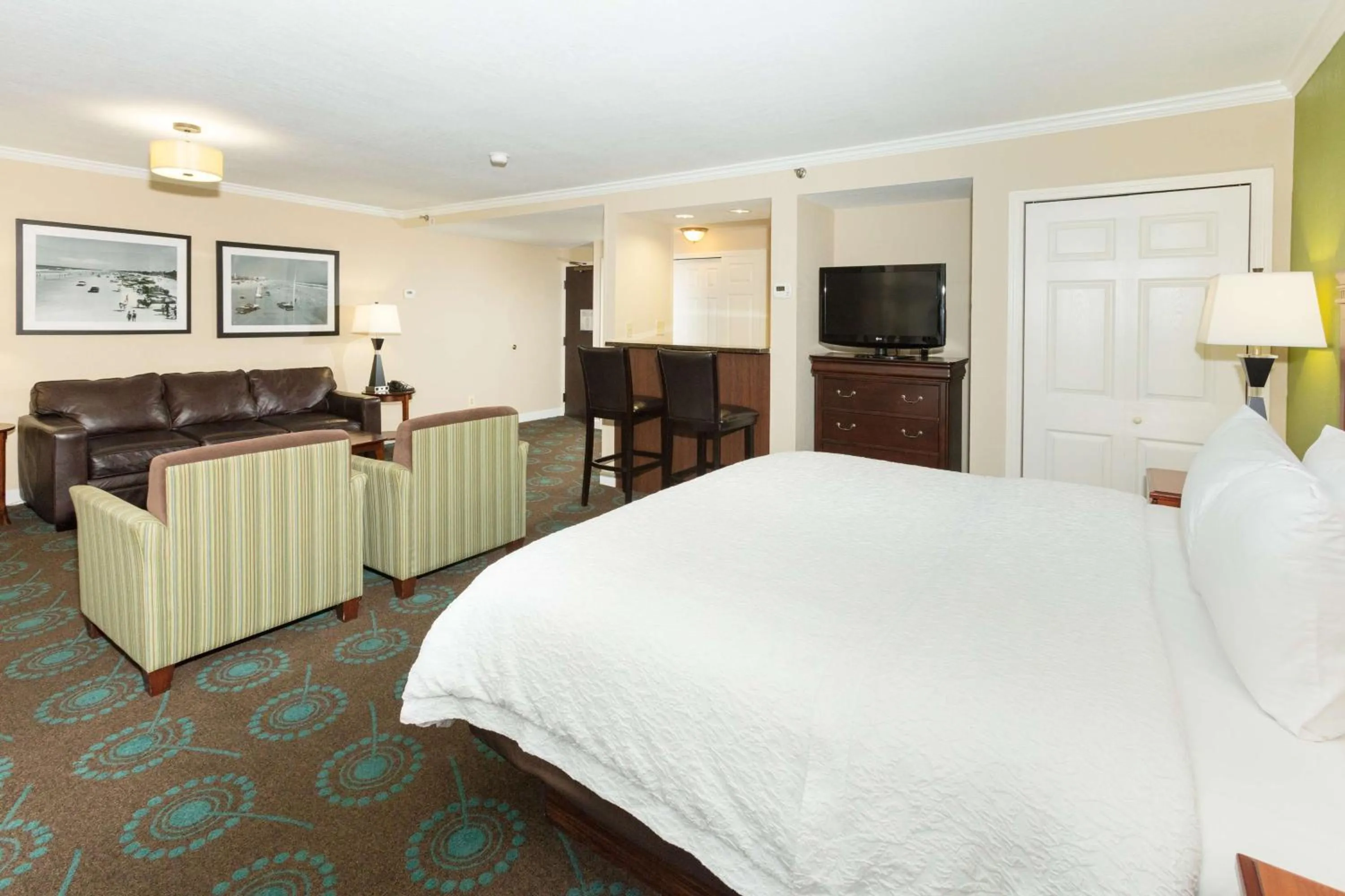 Living room, Bed in Hampton Inn Daytona Speedway-Airport