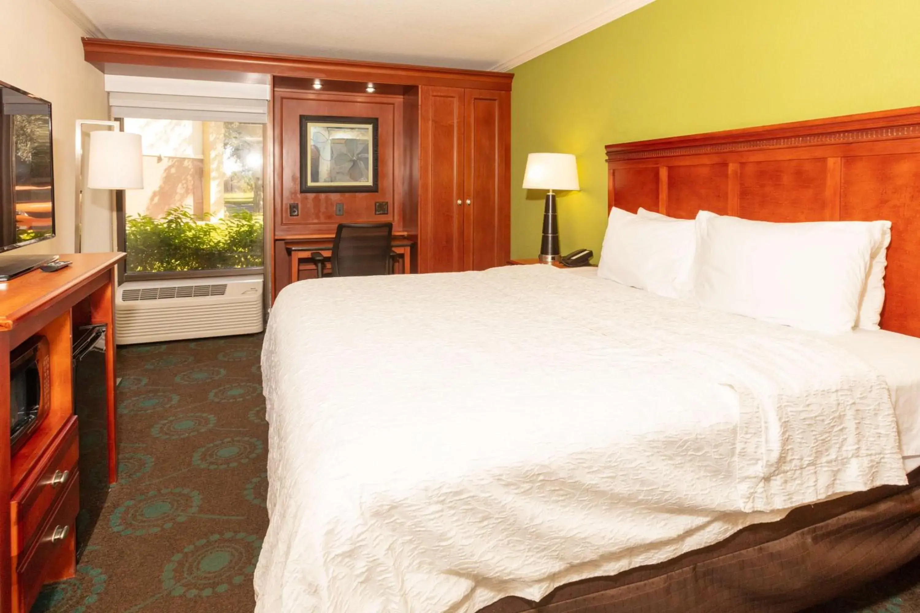 Bedroom, Bed in Hampton Inn Daytona Speedway-Airport Bedroom, Bed in Hampton Inn Daytona Speedway-Airport