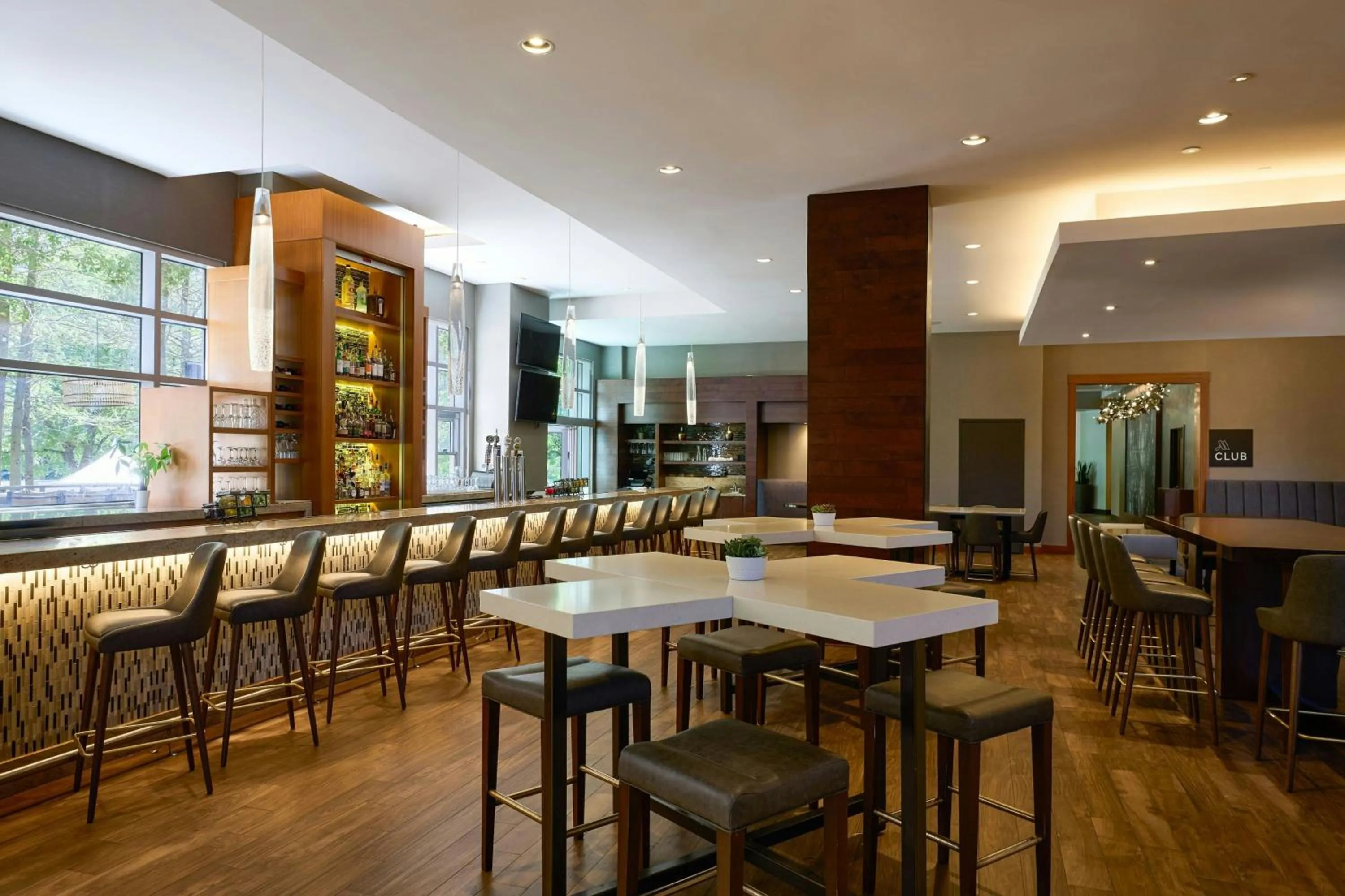 Lounge or bar in The Woodlands Waterway Marriott Hotel and Convention Center