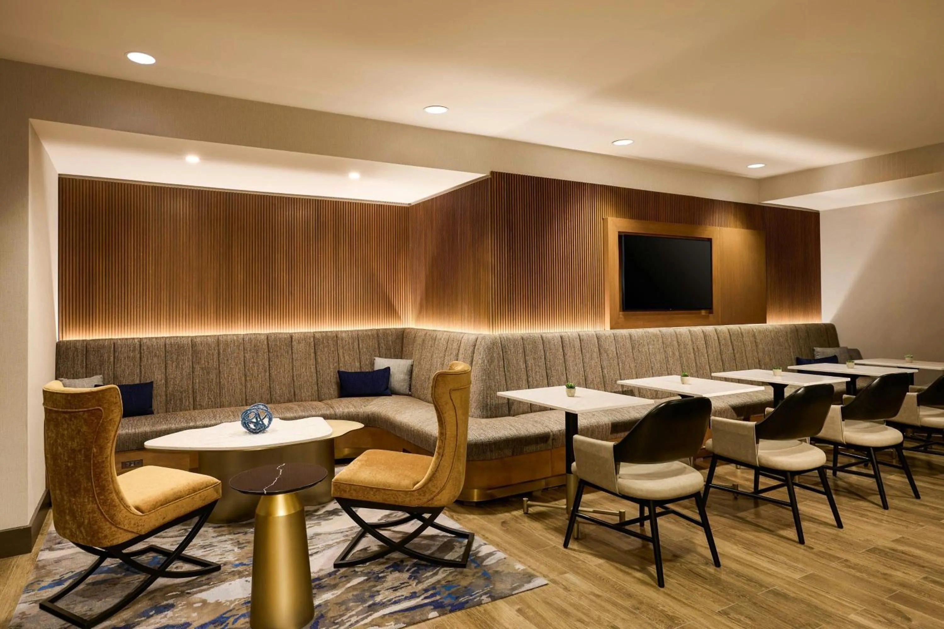 Lounge or bar in The Woodlands Waterway Marriott Hotel and Convention Center