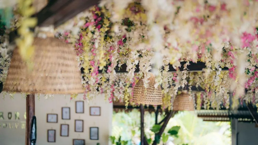 Restaurant/places to eat in Aurora Lodge