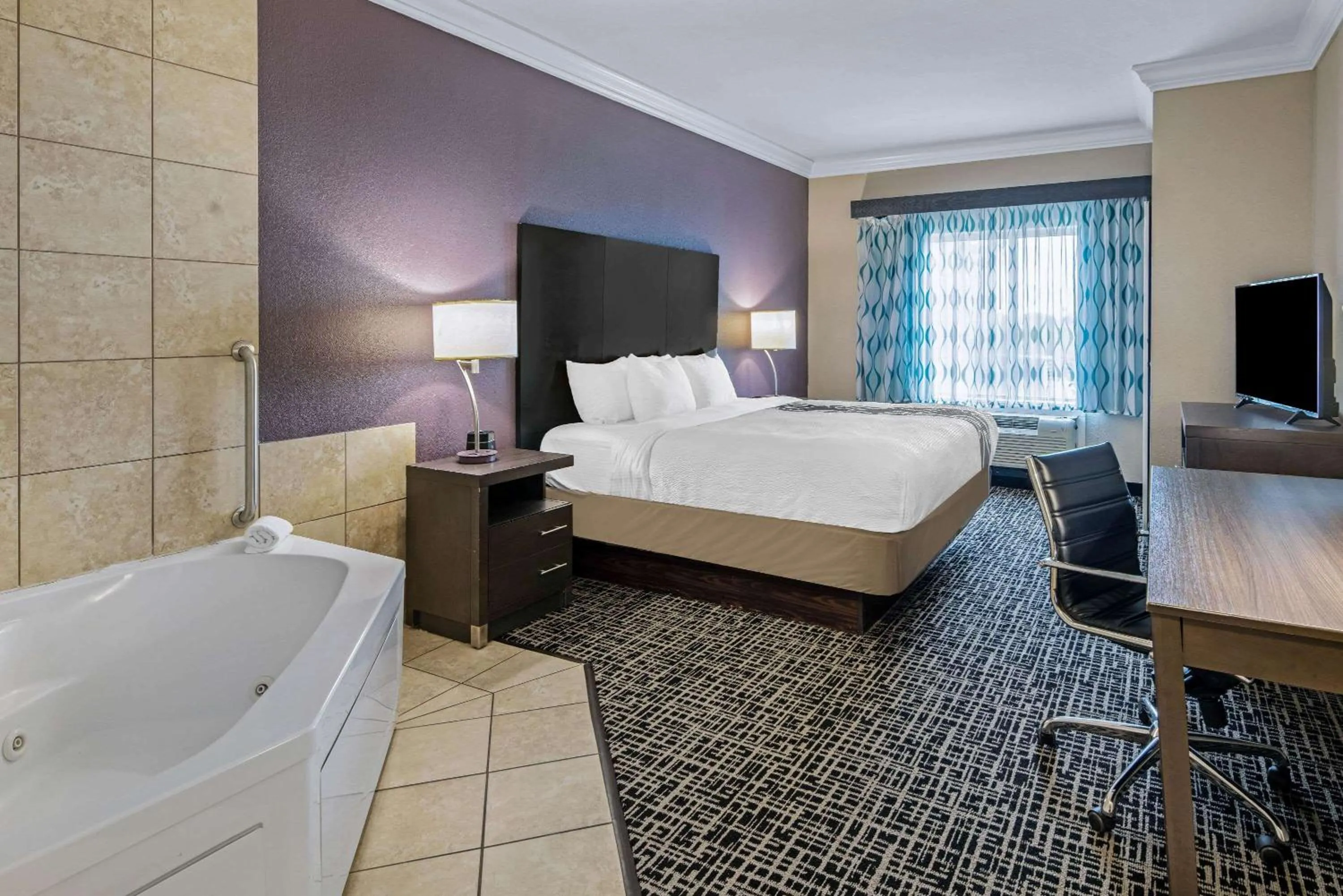 Photo of the whole room, Bed in La Quinta by Wyndham Corpus Christi-N Padre Isl.