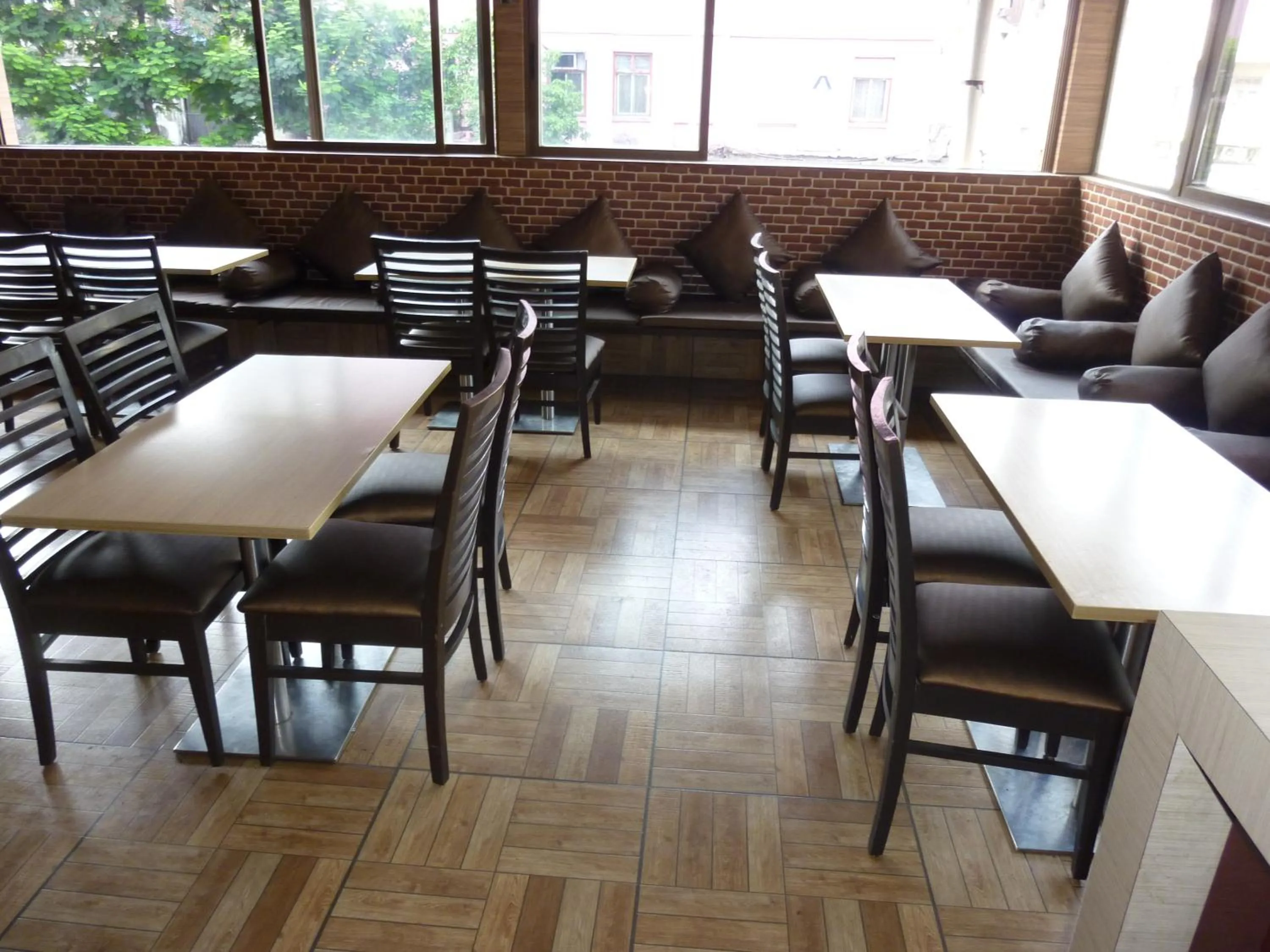 Restaurant/places to eat in Hotel Orient Palace