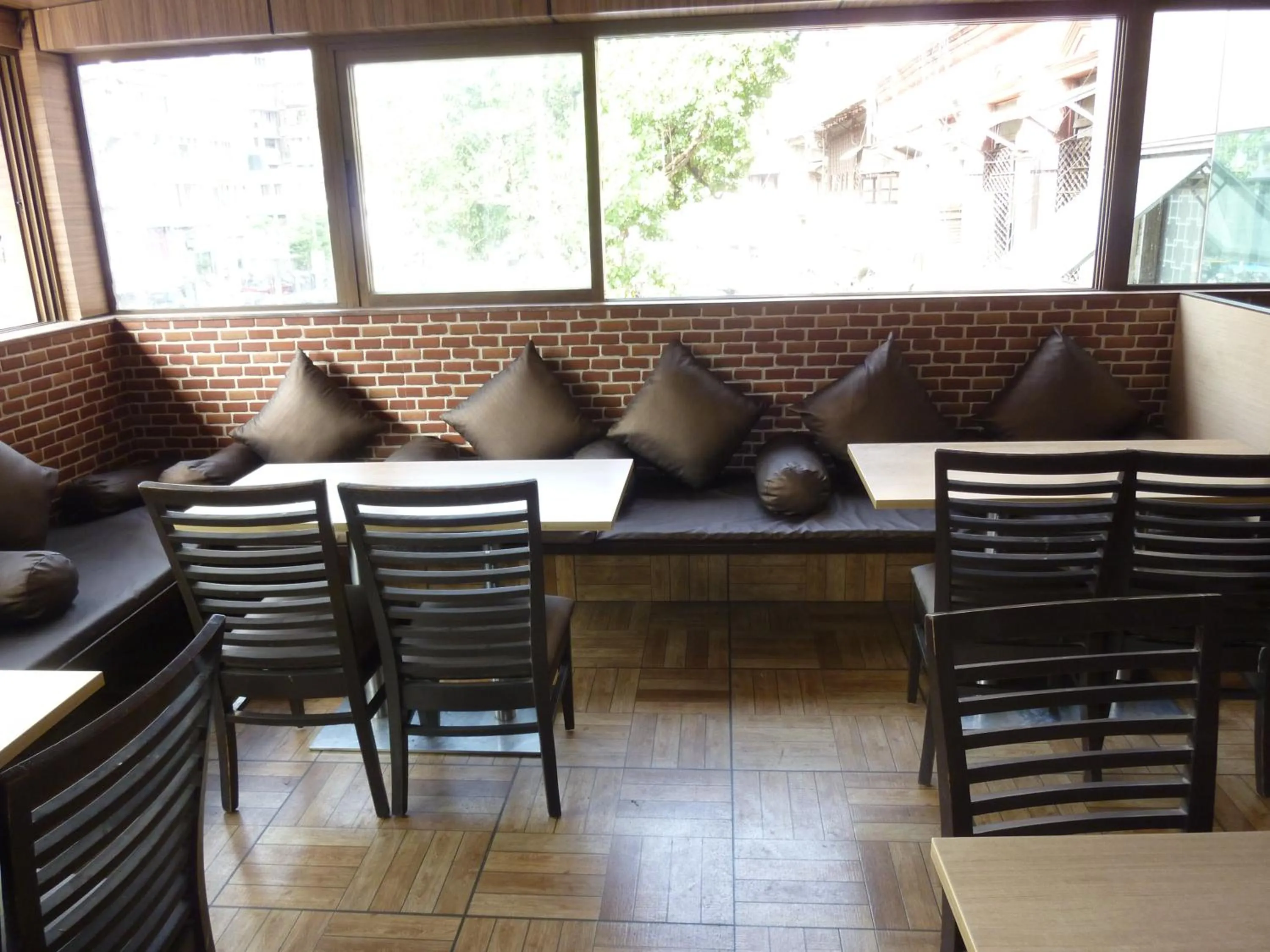 Restaurant/places to eat in Hotel Orient Palace