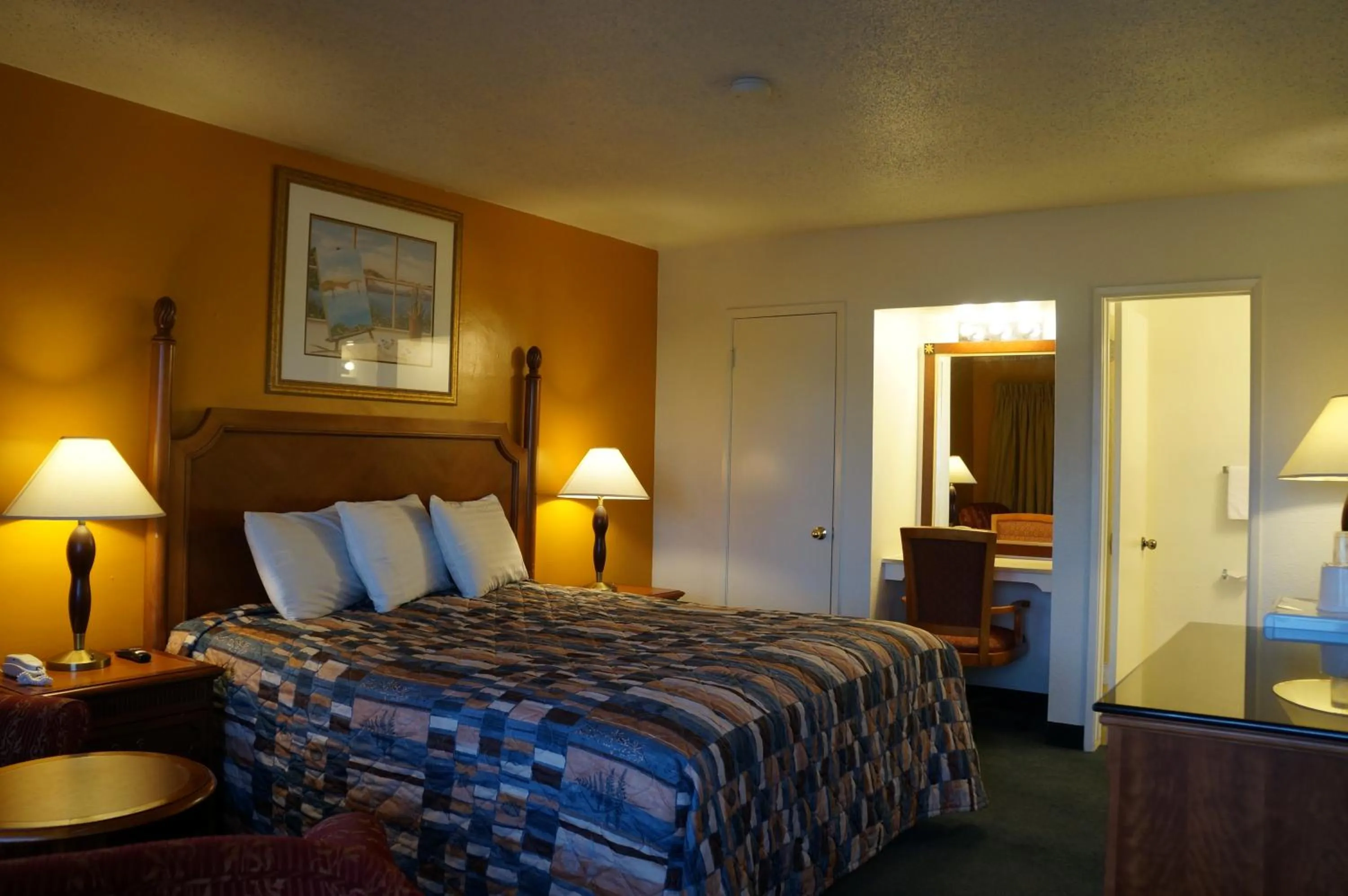 Bedroom, Bed in Classic Inn