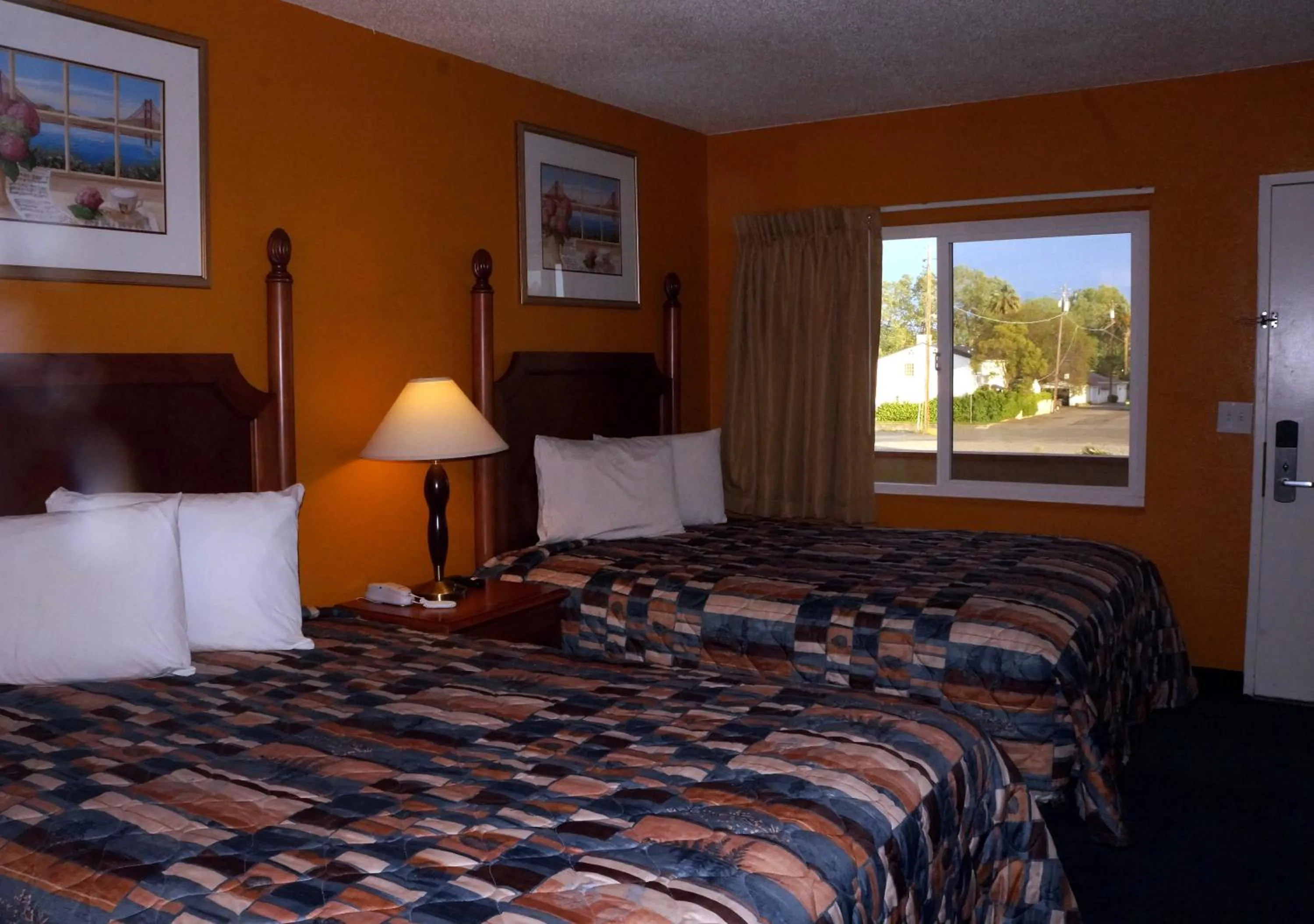 Bedroom, Bed in Classic Inn