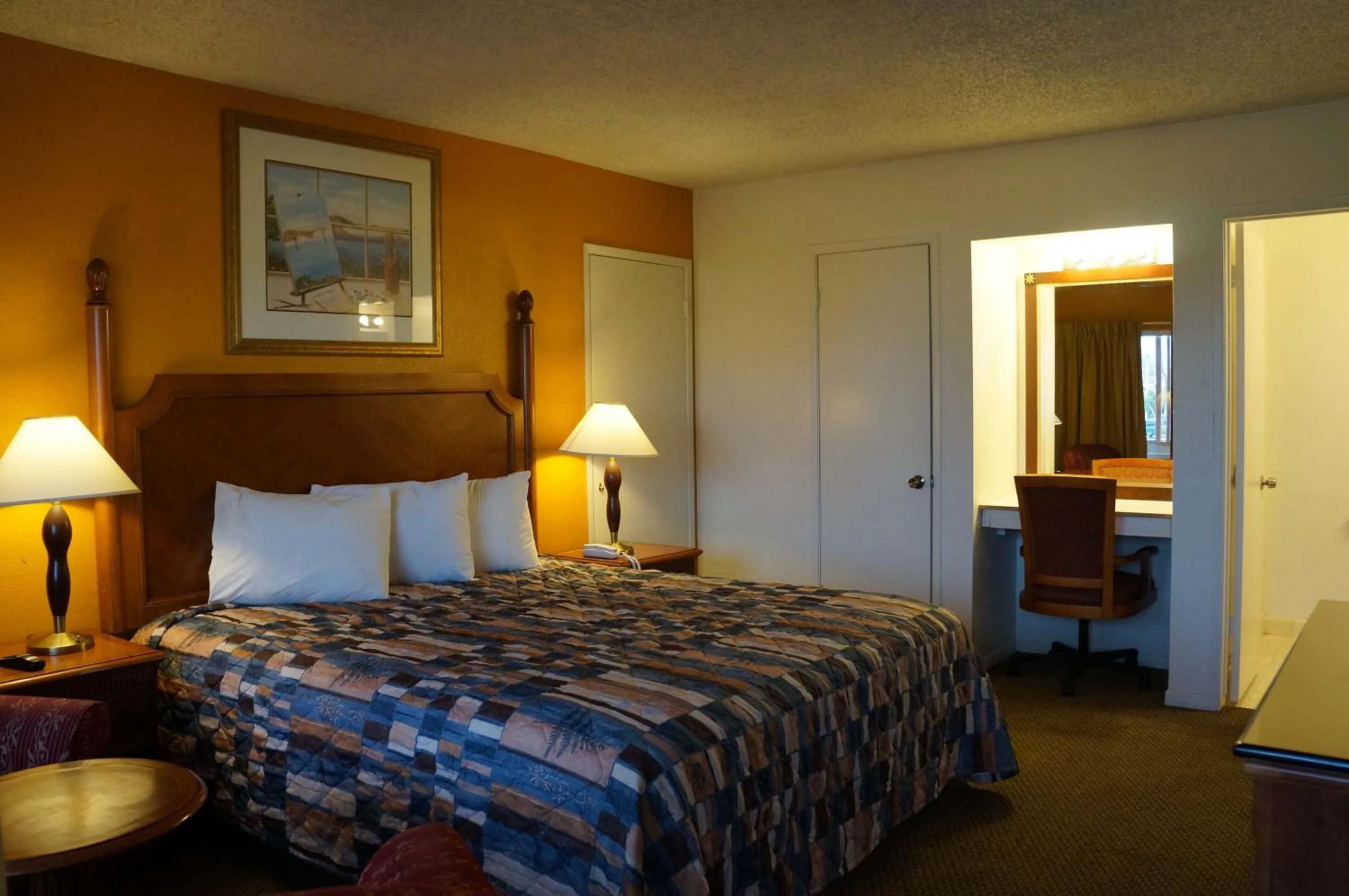 Bedroom, Bed in Classic Inn