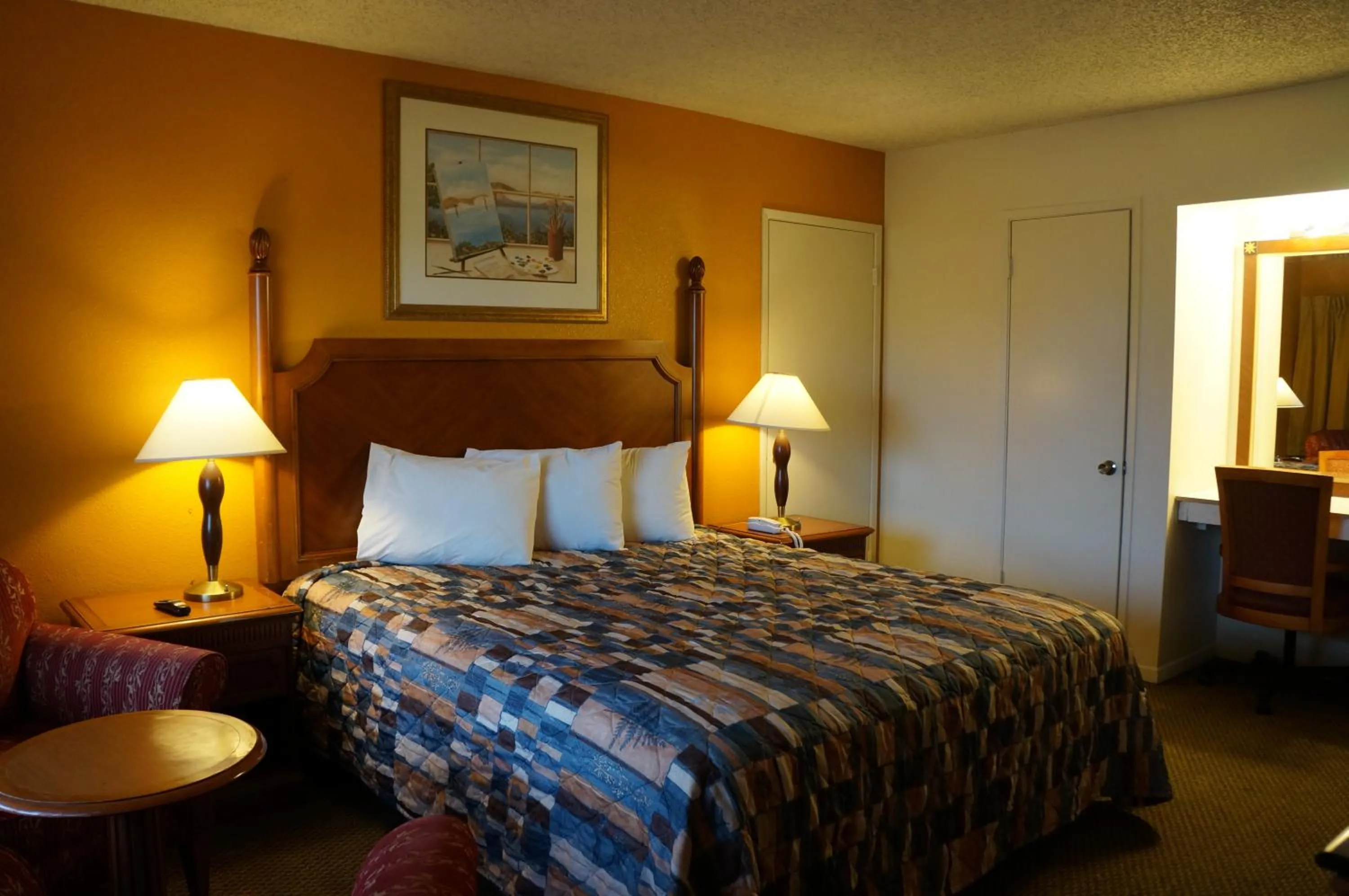 Bedroom, Bed in Classic Inn