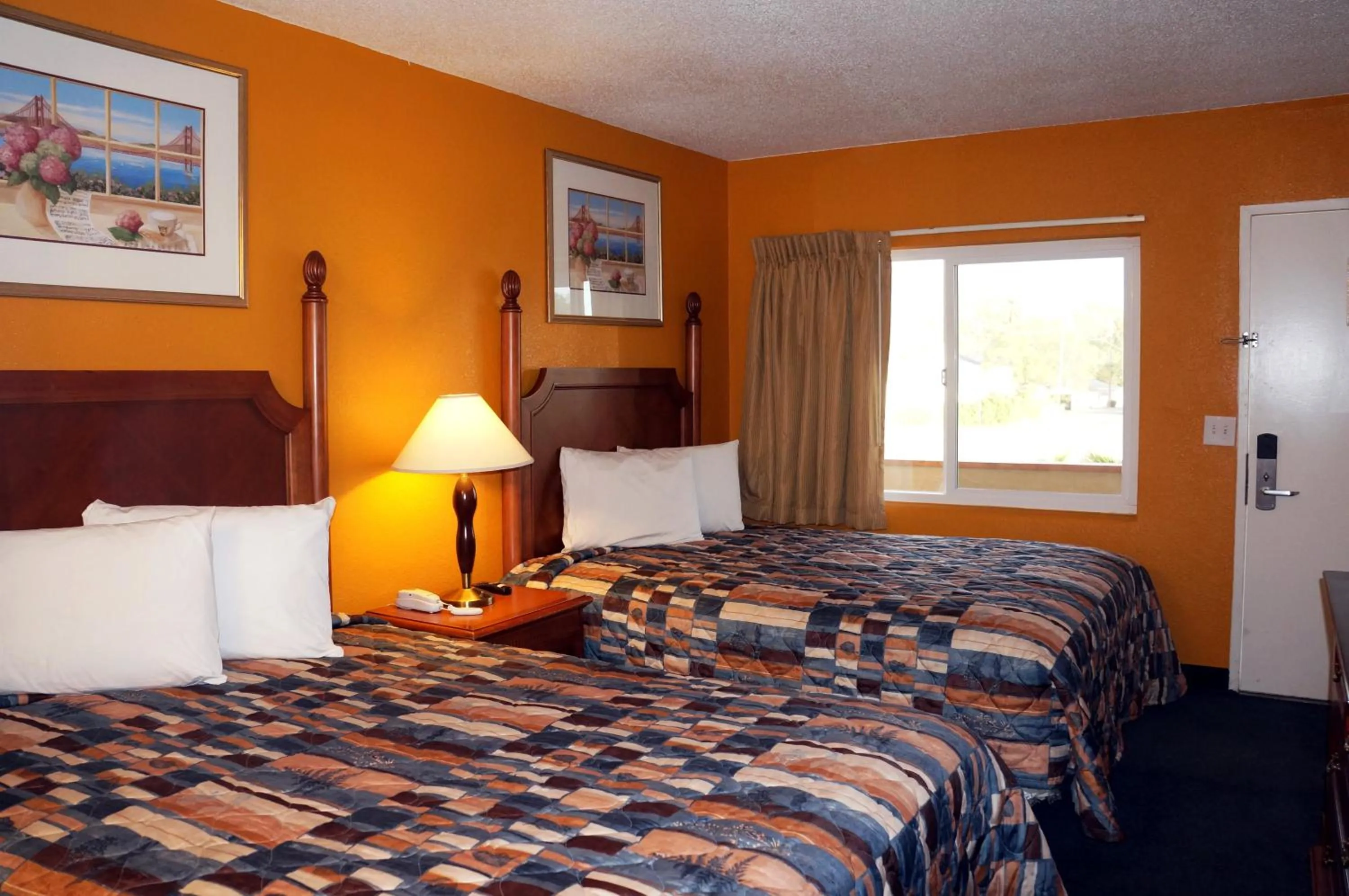 Bedroom, Bed in Classic Inn