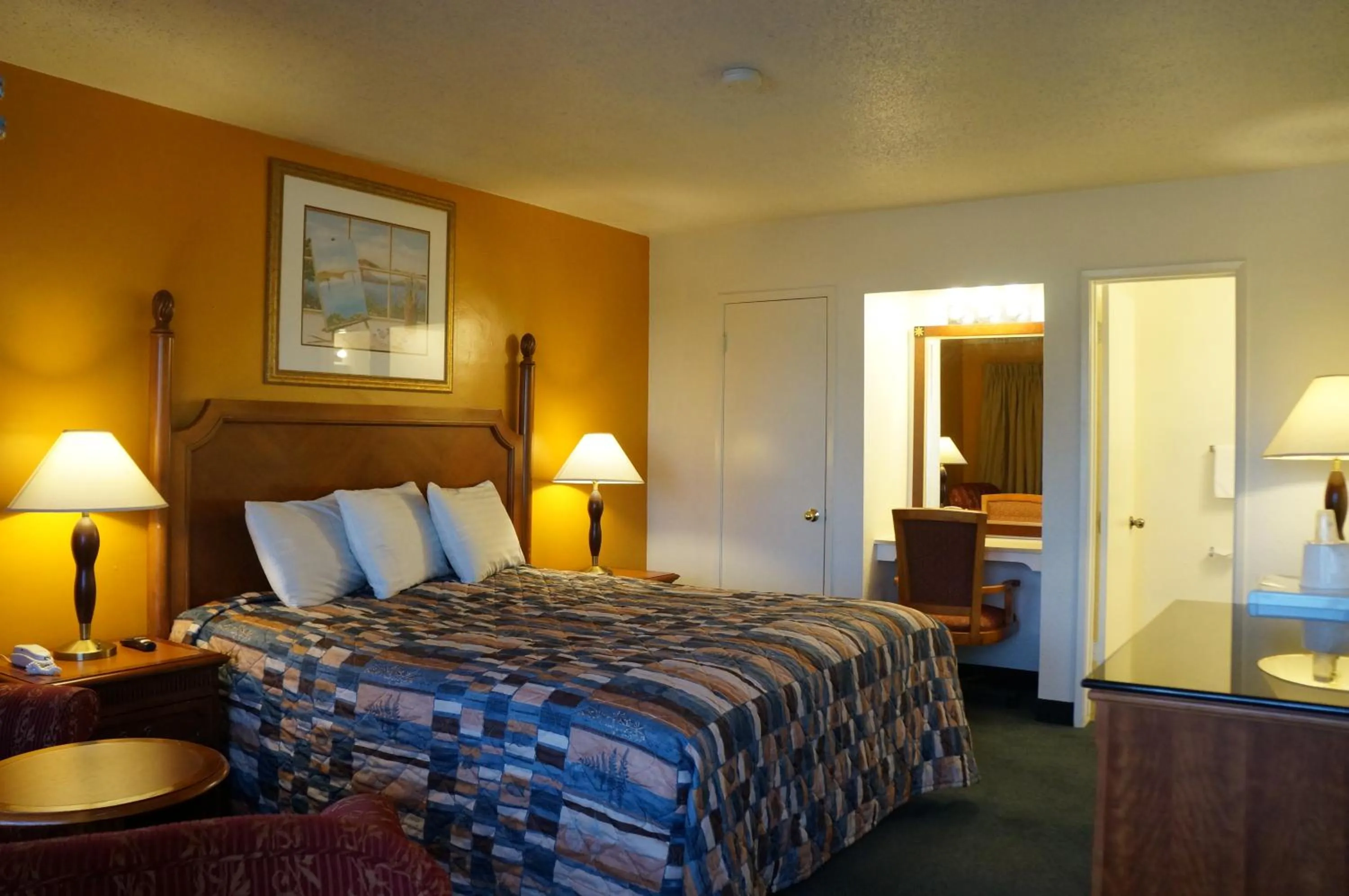 Bedroom, Bed in Classic Inn
