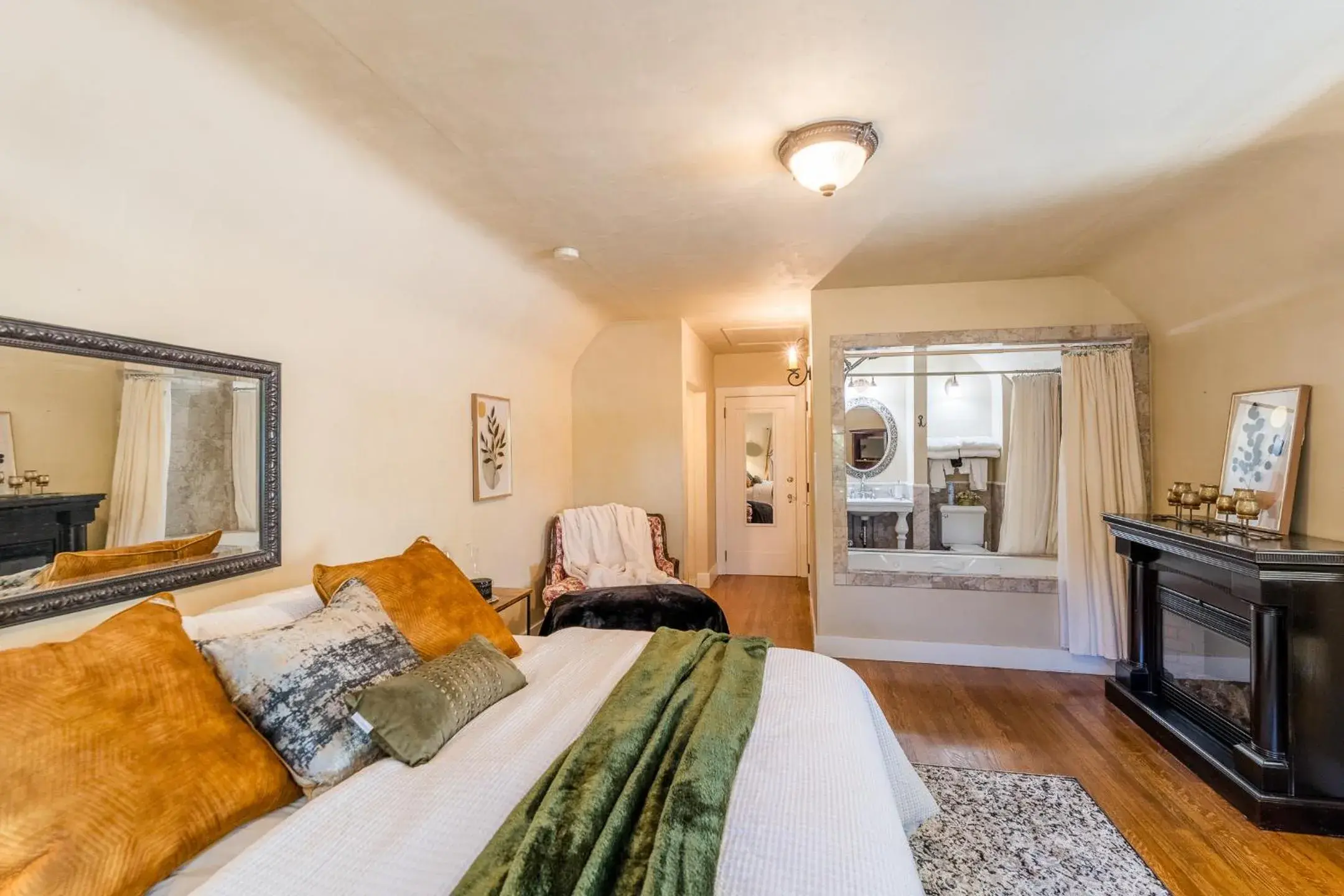 King Room with Whirlpool in The Fillmore Inn King Room with Whirlpool in The Fillmore Inn