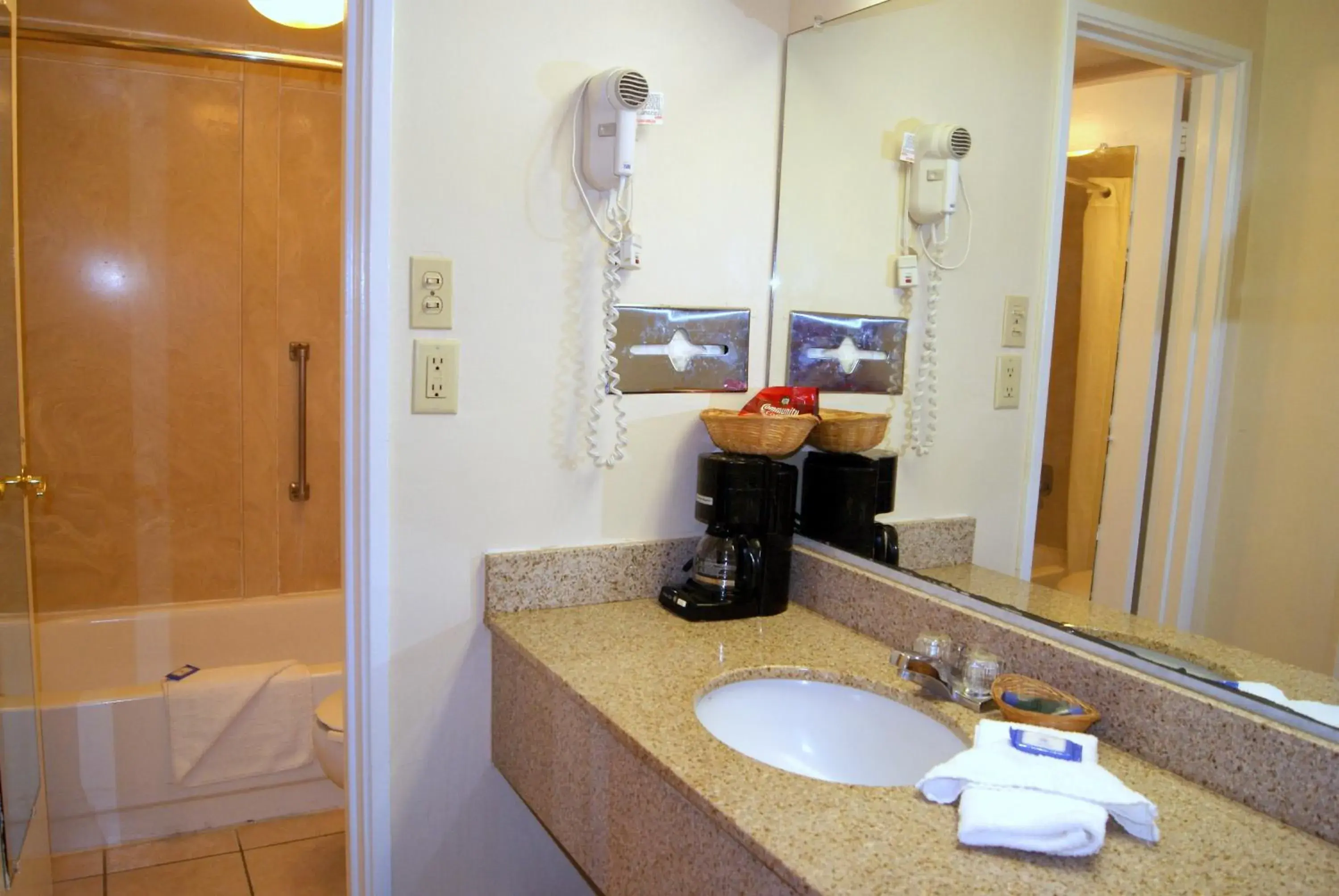 Double Room with Two Double Beds - Smoking in Red Carpet Inn - Natchez Double Room with Two Double Beds - Smoking in Red Carpet Inn - Natchez