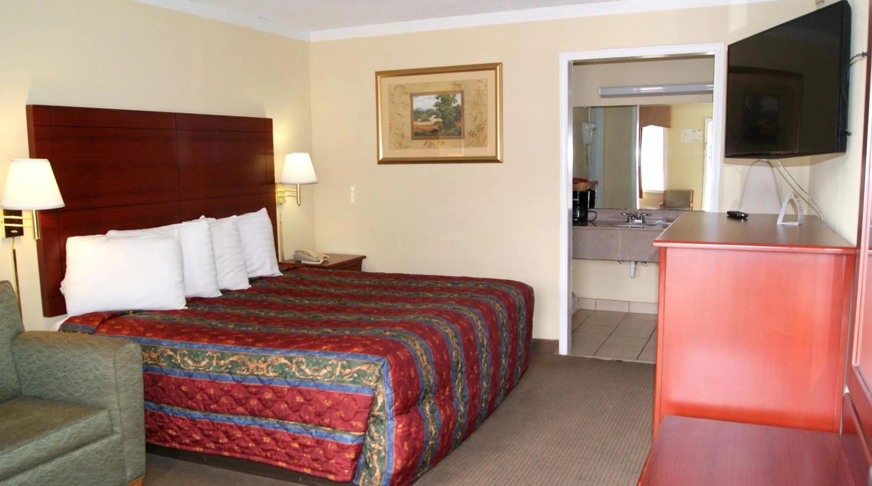 Bedroom, Bed in Red Carpet Inn - Natchez