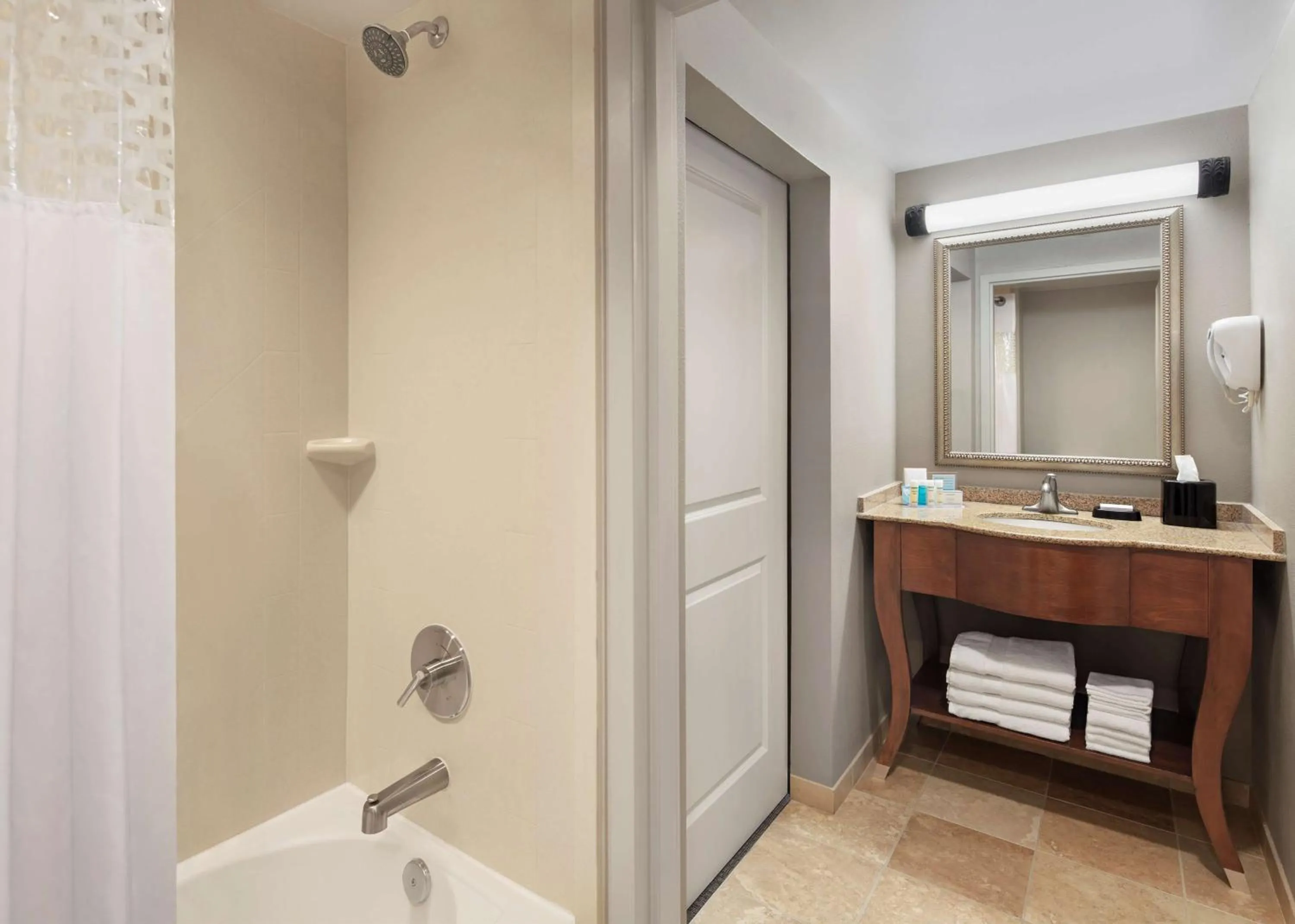 Bathroom in Hampton Inn & Suites Alexandria Old Town Area South