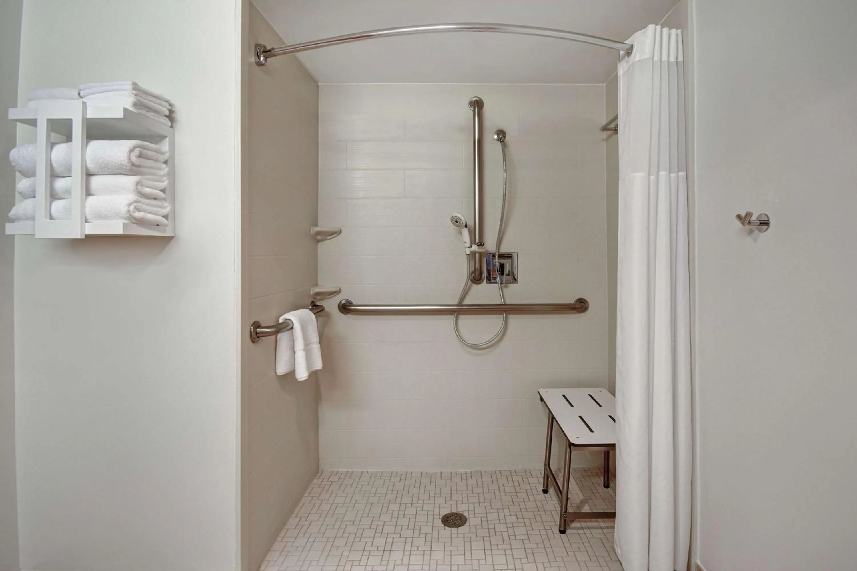 Bathroom in Hampton Inn & Suites Alexandria Old Town Area South