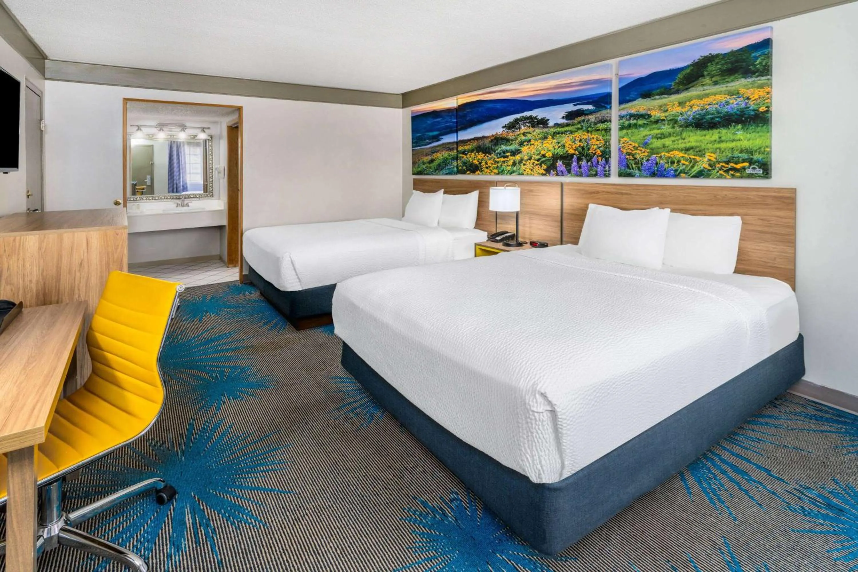 Photo of the whole room, Bed in Days Inn by Wyndham Delta CO