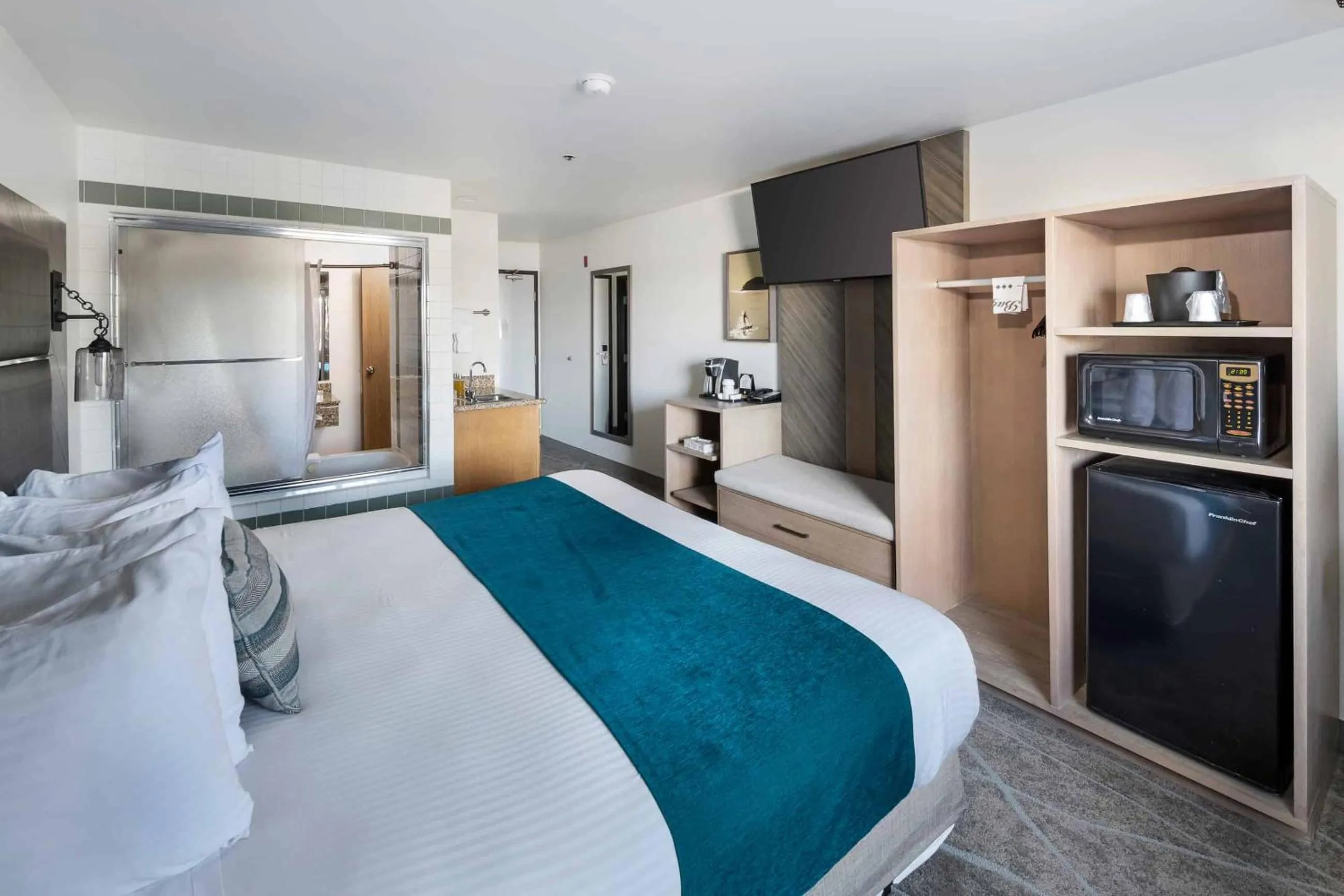 Photo of the whole room, Bed in The Marina Inn